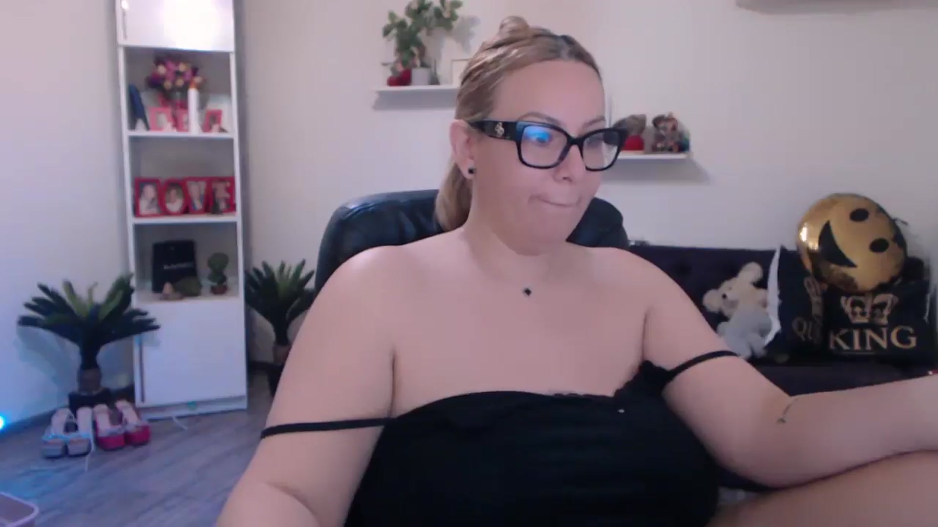Gallery image thumbnail from A_baby_Boo's myfreecams stream on, 03/12/2025, 09:10 image 16 of 20