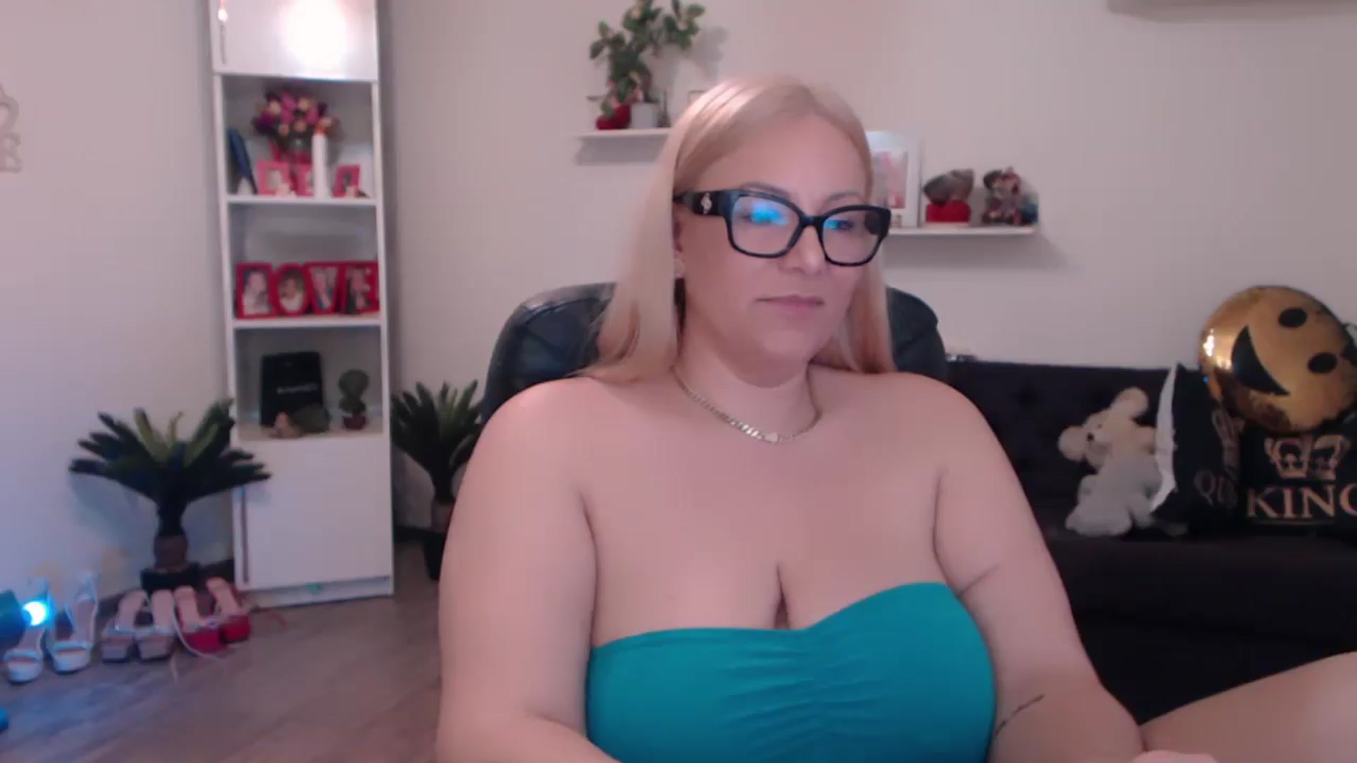 Gallery image thumbnail from A_baby_Boo's myfreecams stream on, 03/15/2025, 13:39 image 16 of 20