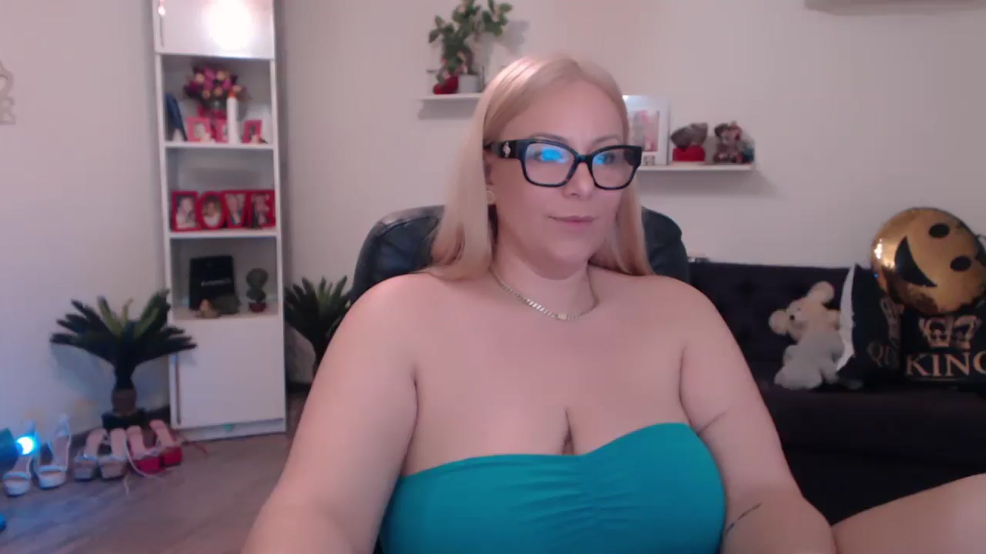Gallery image thumbnail from A_baby_Boo's myfreecams stream on, 03/15/2025, 13:39 image 17 of 20