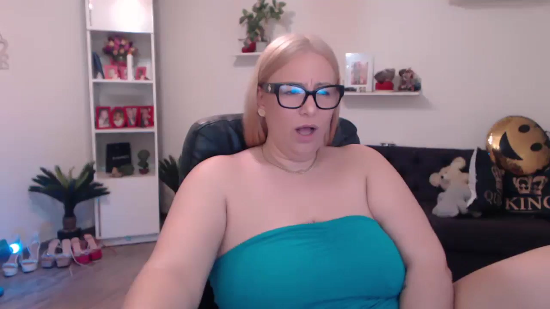 Gallery image thumbnail from A_baby_Boo's myfreecams stream on, 03/15/2025, 13:39 image 4 of 20