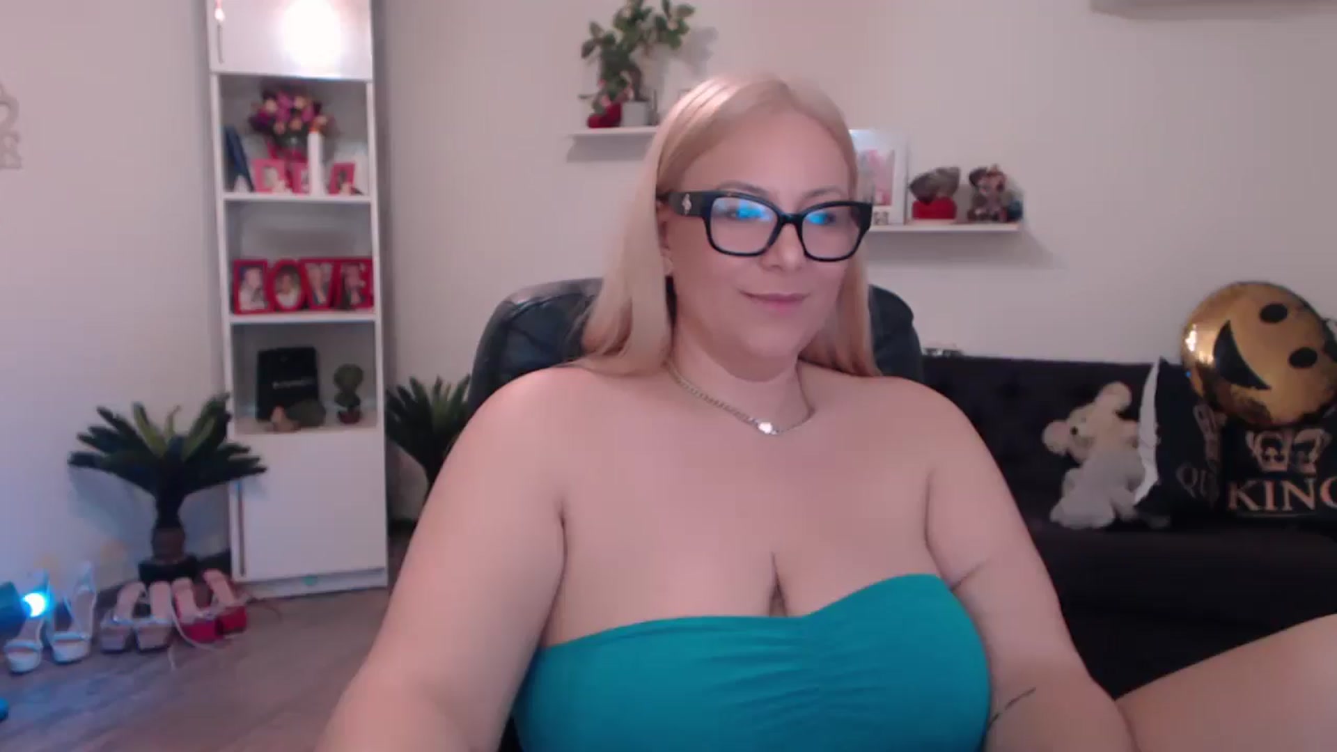 Gallery image thumbnail from A_baby_Boo's myfreecams stream on, 03/15/2025, 13:39 image 13 of 20