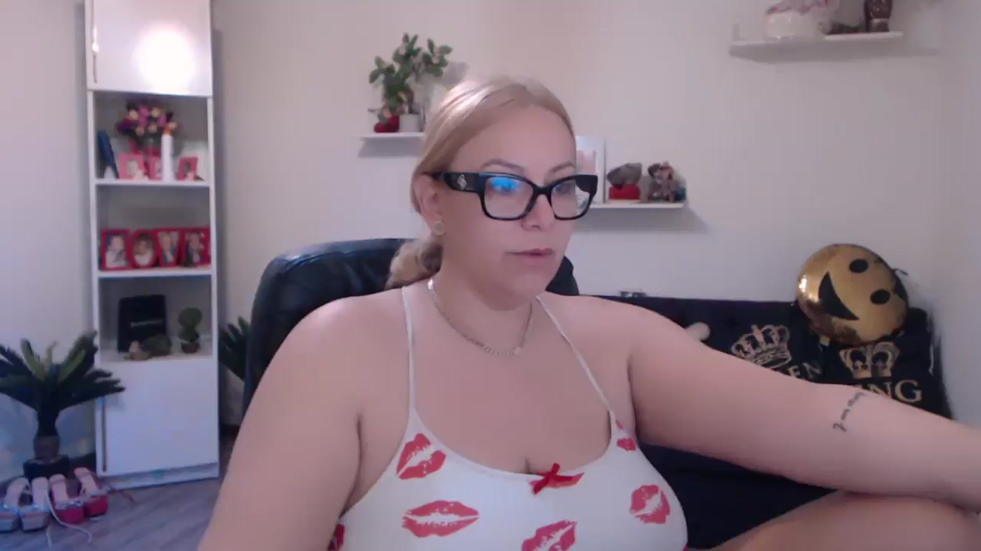 Gallery image thumbnail from A_baby_Boo's myfreecams stream on, 03/16/2025, 09:51 image 10 of 20