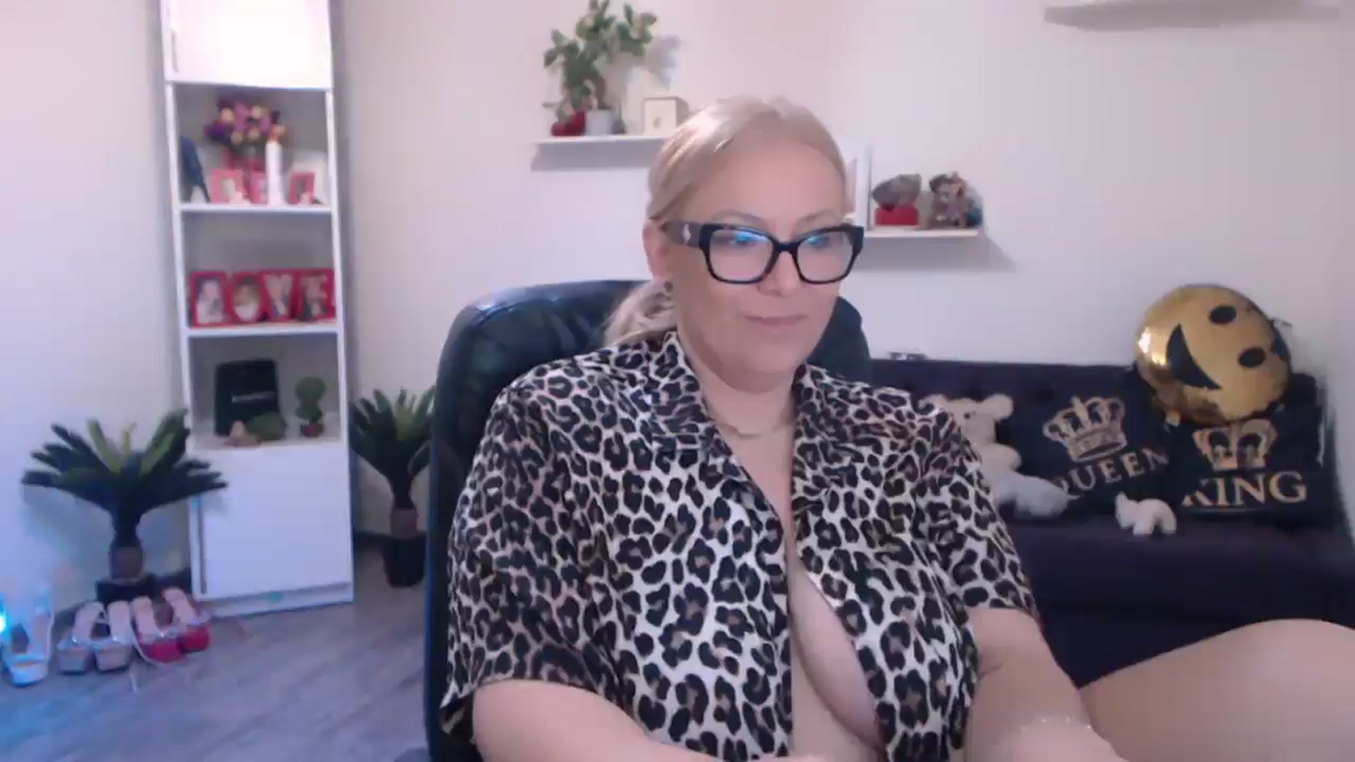 Gallery image thumbnail from A_baby_Boo's myfreecams stream on, 03/16/2025, 22:01 image 16 of 20