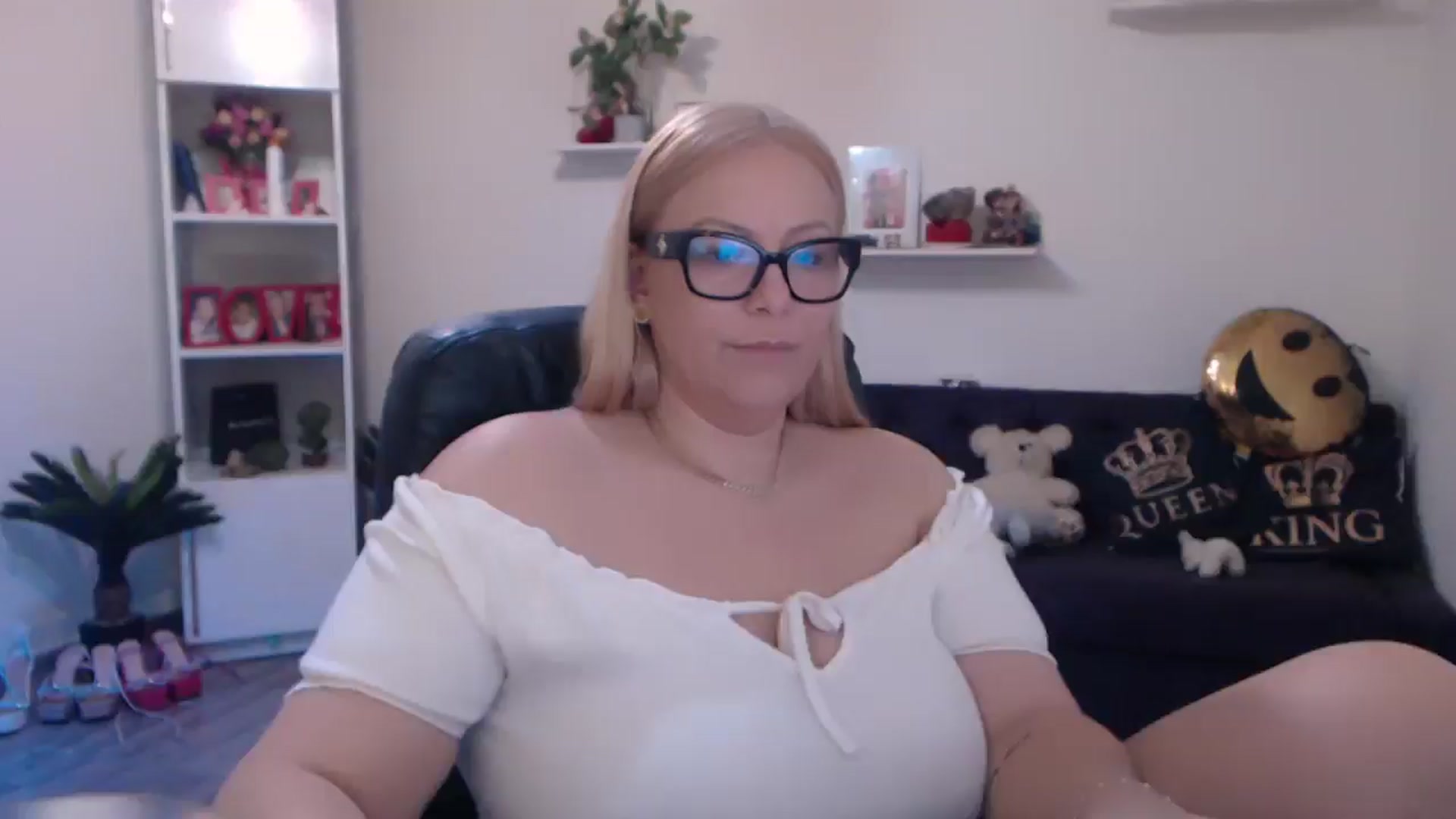 Gallery image thumbnail from A_baby_Boo's myfreecams stream on, 03/17/2025, 14:55 image 12 of 20