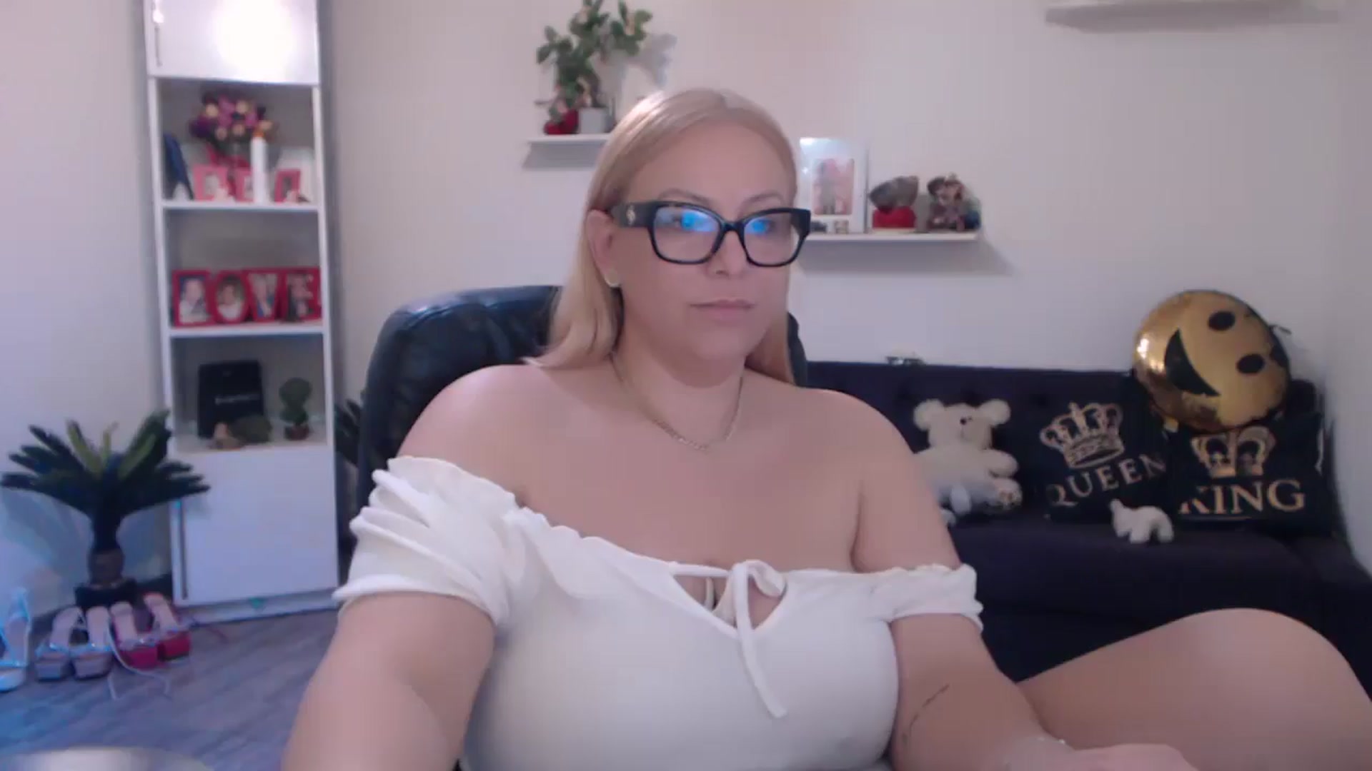 Gallery image thumbnail from A_baby_Boo's myfreecams stream on, 03/17/2025, 14:55 image 14 of 20
