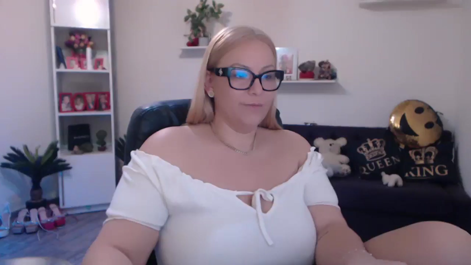 Gallery image thumbnail from A_baby_Boo's myfreecams stream on, 03/17/2025, 14:55 image 8 of 20
