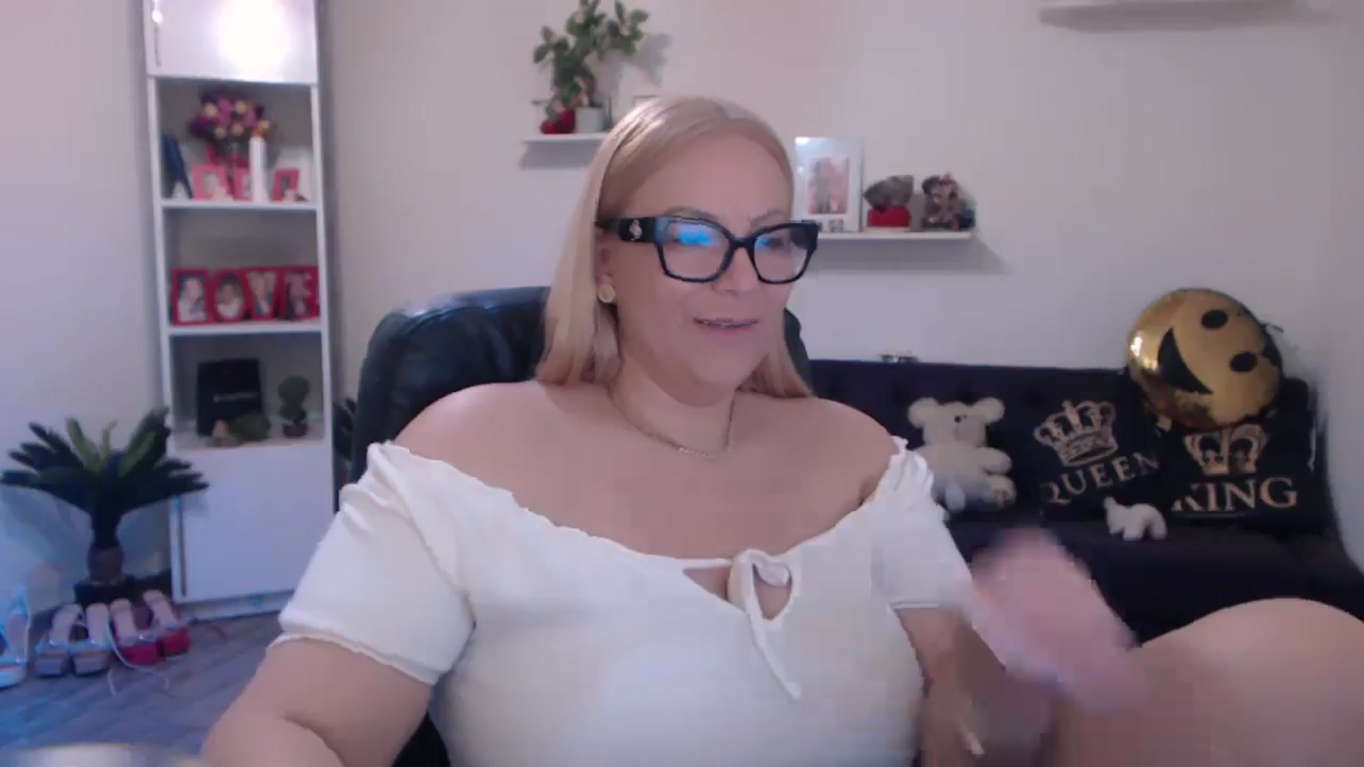 Gallery image thumbnail from A_baby_Boo's myfreecams stream on, 03/17/2025, 14:55 image 11 of 20