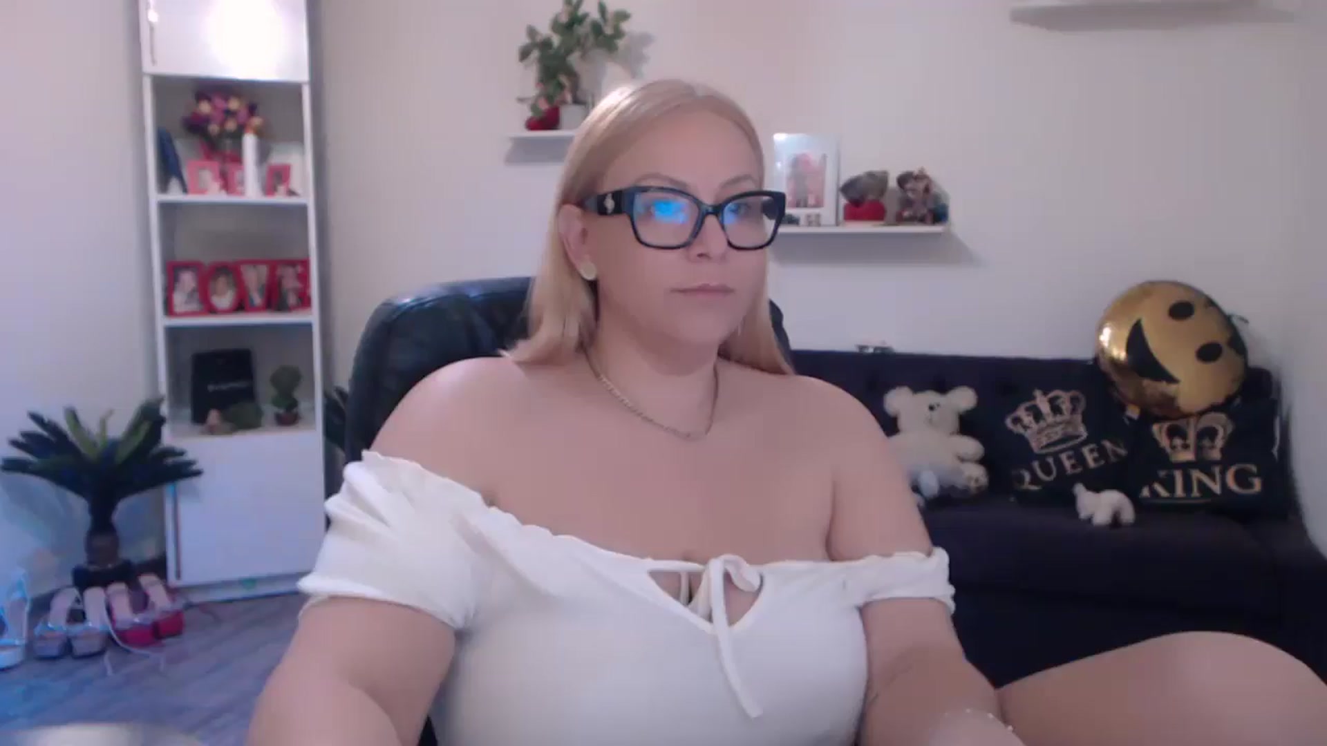 Gallery image thumbnail from A_baby_Boo's myfreecams stream on, 03/17/2025, 14:55 image 17 of 20