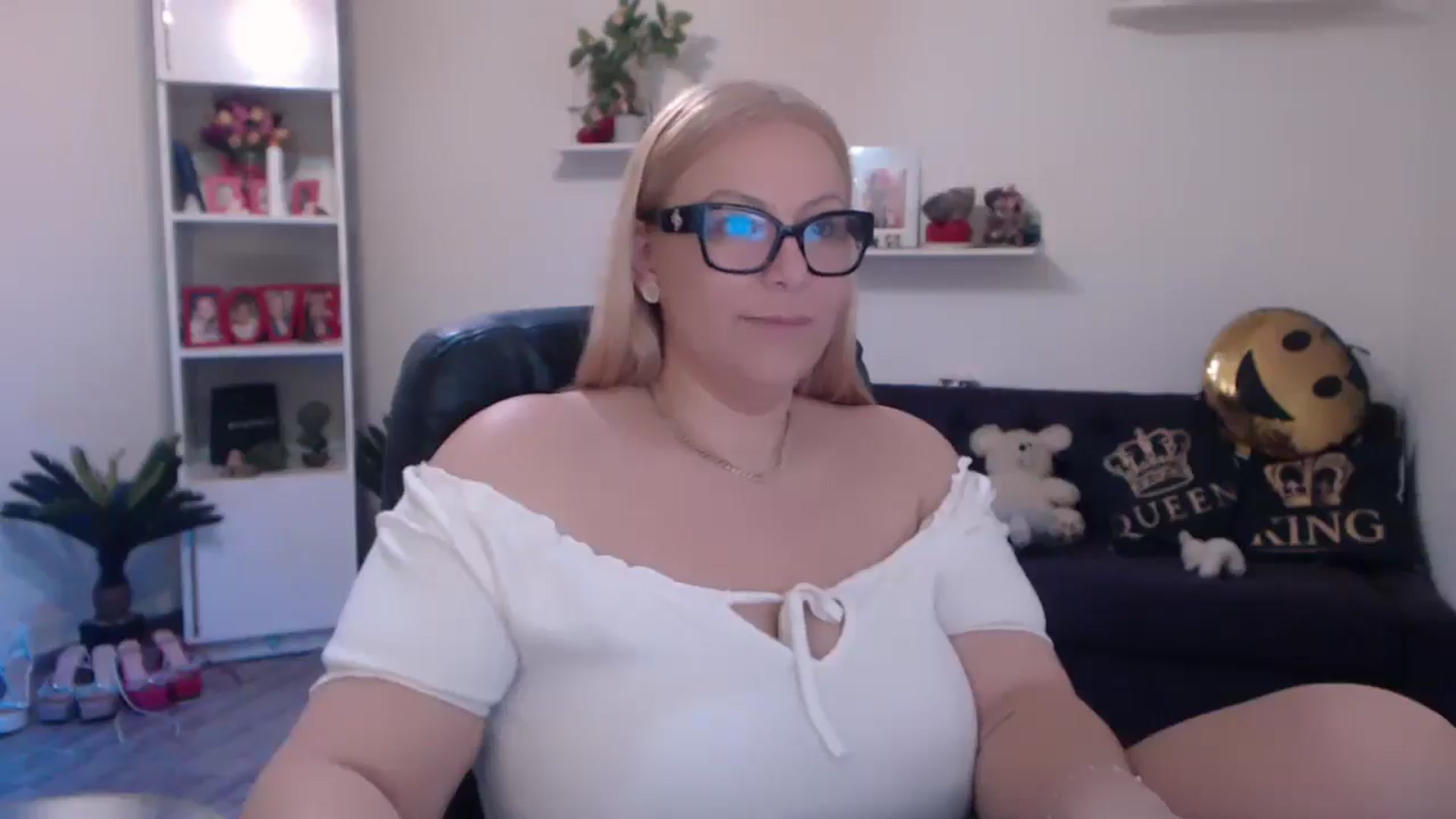 Gallery image thumbnail from A_baby_Boo's myfreecams stream on, 03/17/2025, 14:55 image 9 of 20