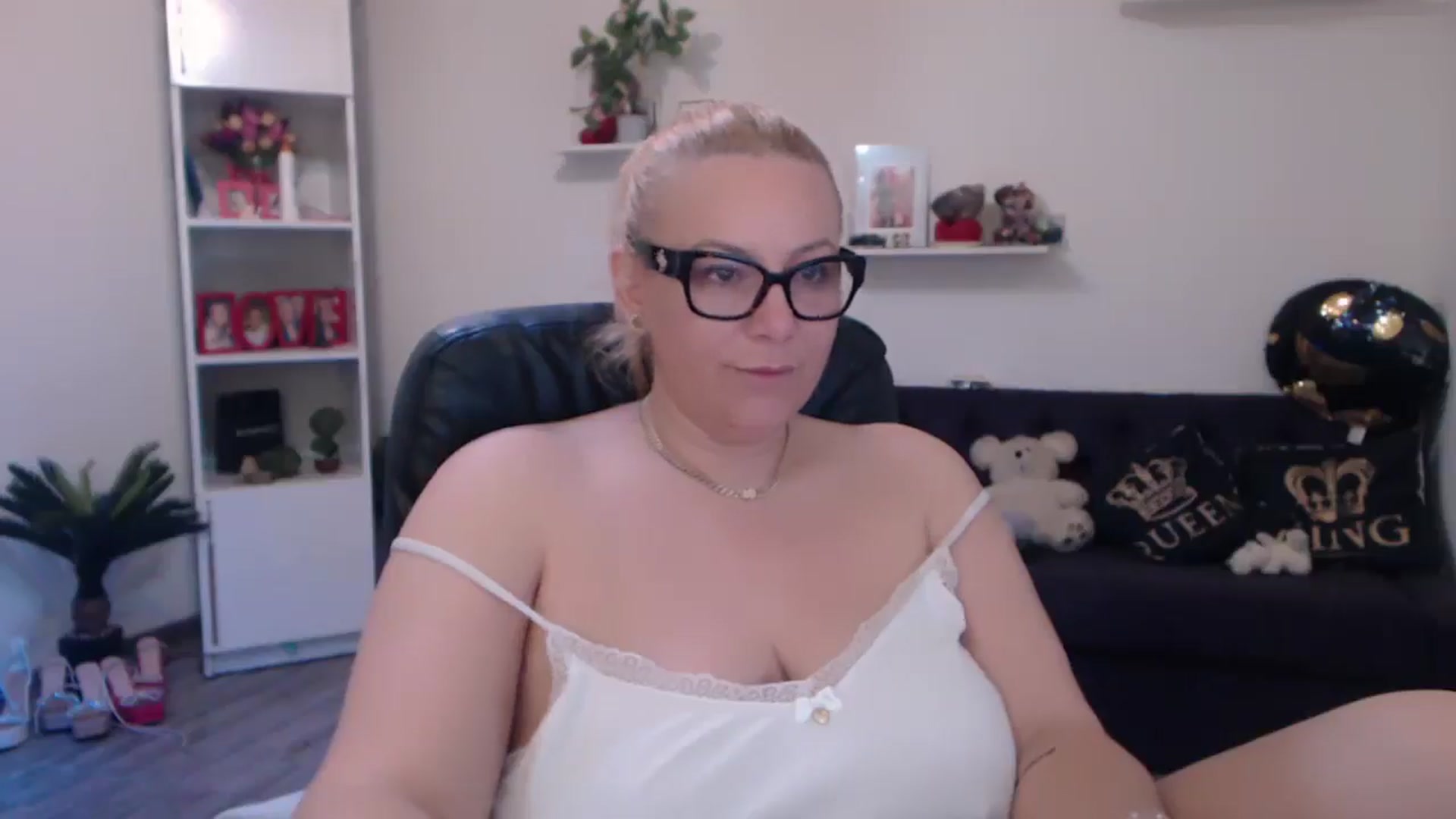 Gallery image thumbnail from A_baby_Boo's myfreecams stream on, 03/21/2025, 08:53 image 5 of 20