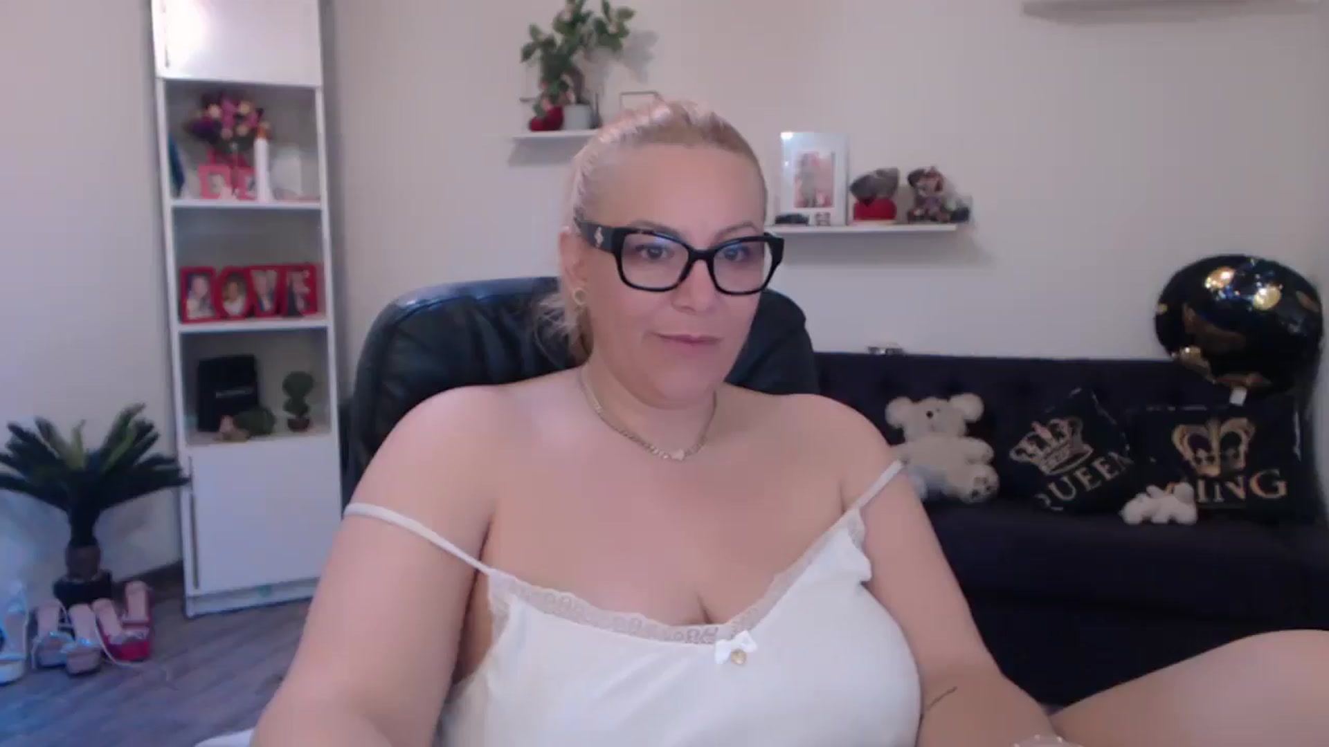 Gallery image thumbnail from A_baby_Boo's myfreecams stream on, 03/21/2025, 08:53 image 7 of 20