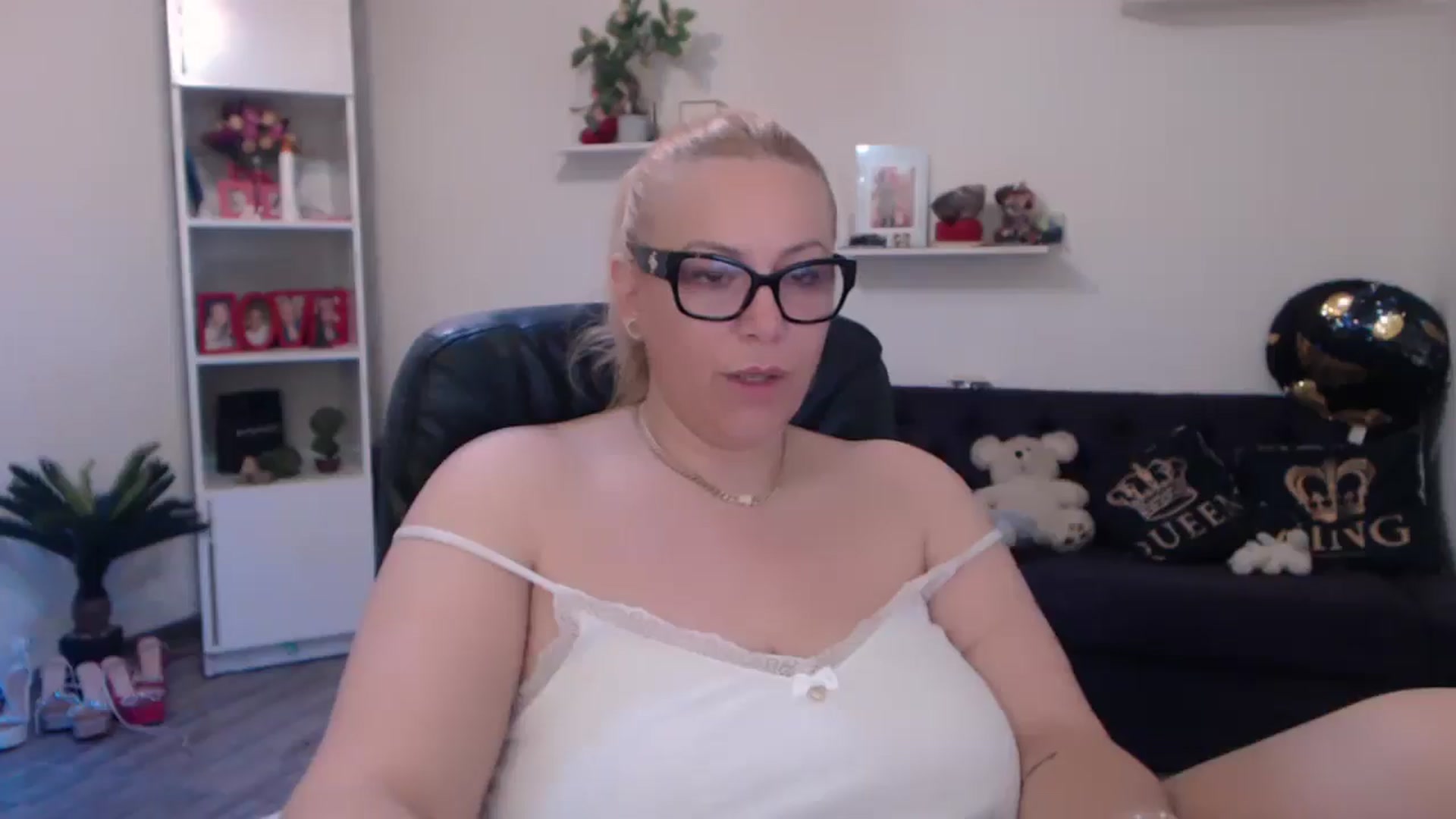 Gallery image thumbnail from A_baby_Boo's myfreecams stream on, 03/21/2025, 08:53 image 10 of 20