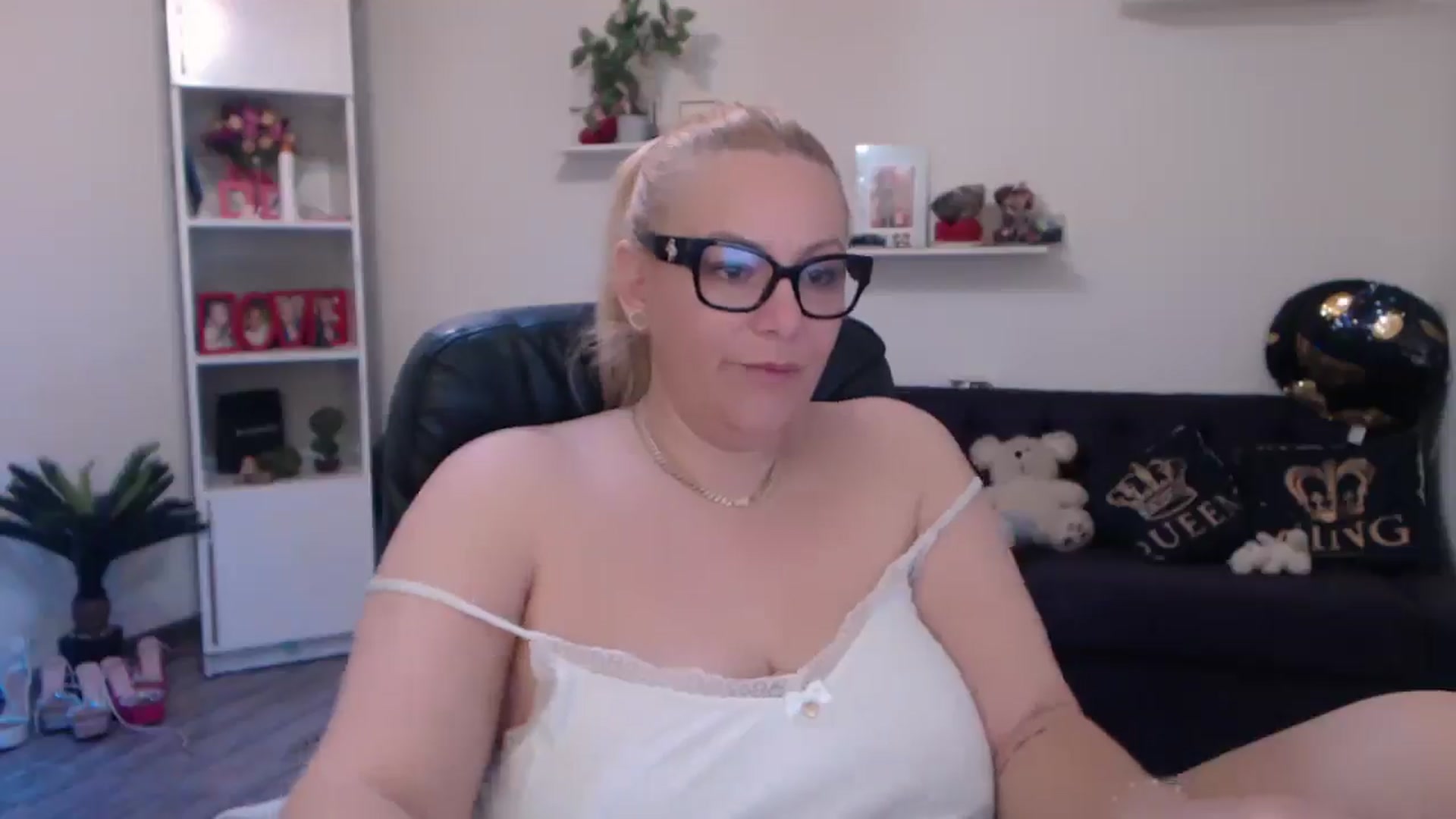 Gallery image thumbnail from A_baby_Boo's myfreecams stream on, 03/21/2025, 08:53 image 8 of 20