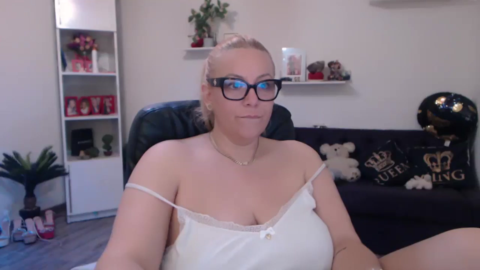 Gallery image thumbnail from A_baby_Boo's myfreecams stream on, 03/21/2025, 08:53 image 6 of 20