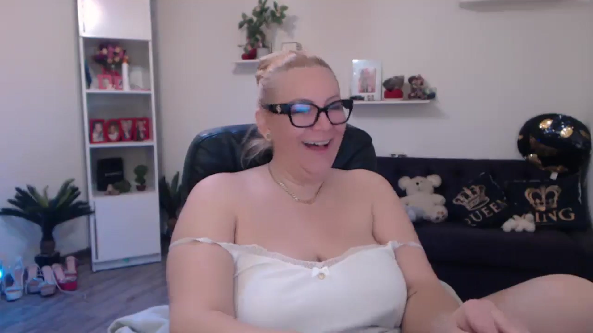 Gallery image thumbnail from A_baby_Boo's myfreecams stream on, 03/21/2025, 08:53 image 17 of 20