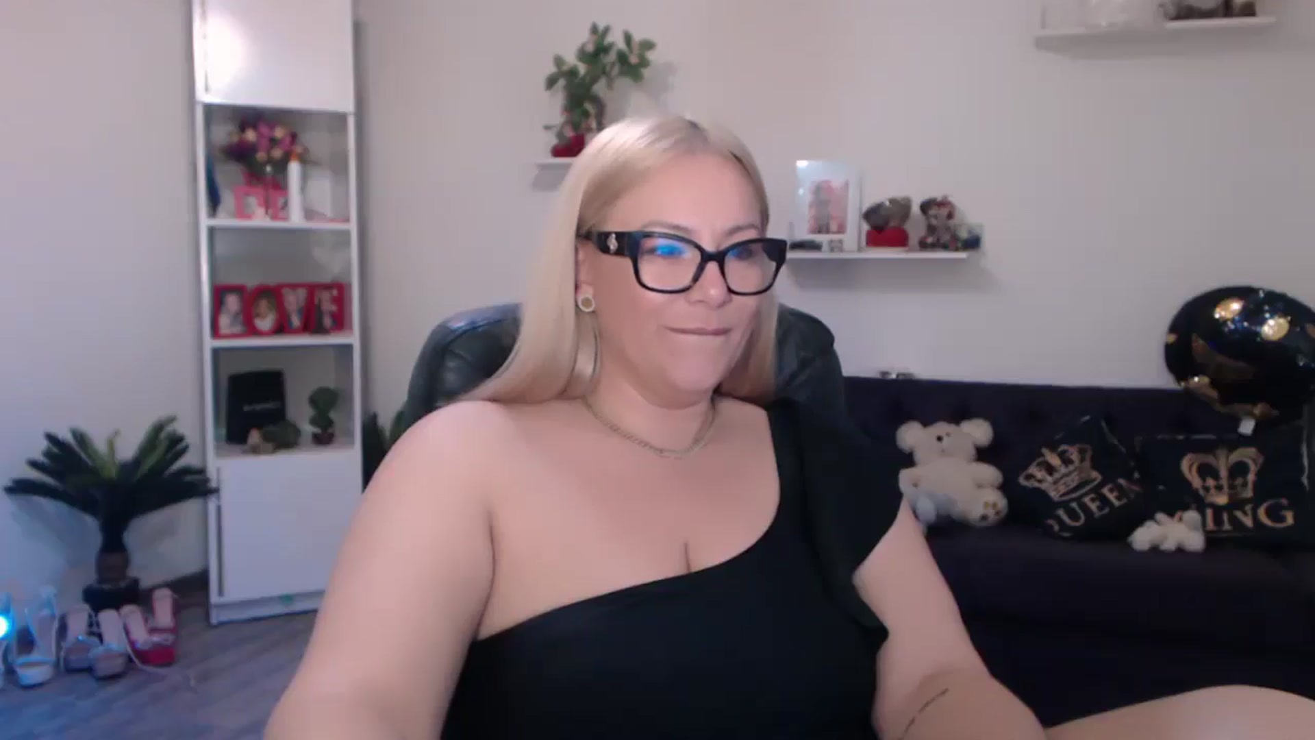 Gallery image thumbnail from A_baby_Boo's myfreecams stream on, 03/22/2025, 15:22 image 14 of 20