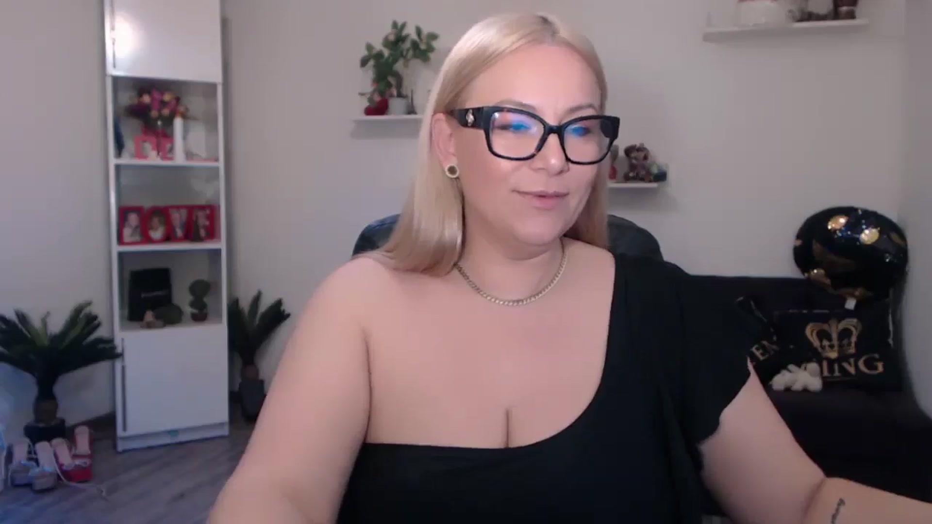 Gallery image thumbnail from A_baby_Boo's myfreecams stream on, 03/22/2025, 15:22 image 4 of 20