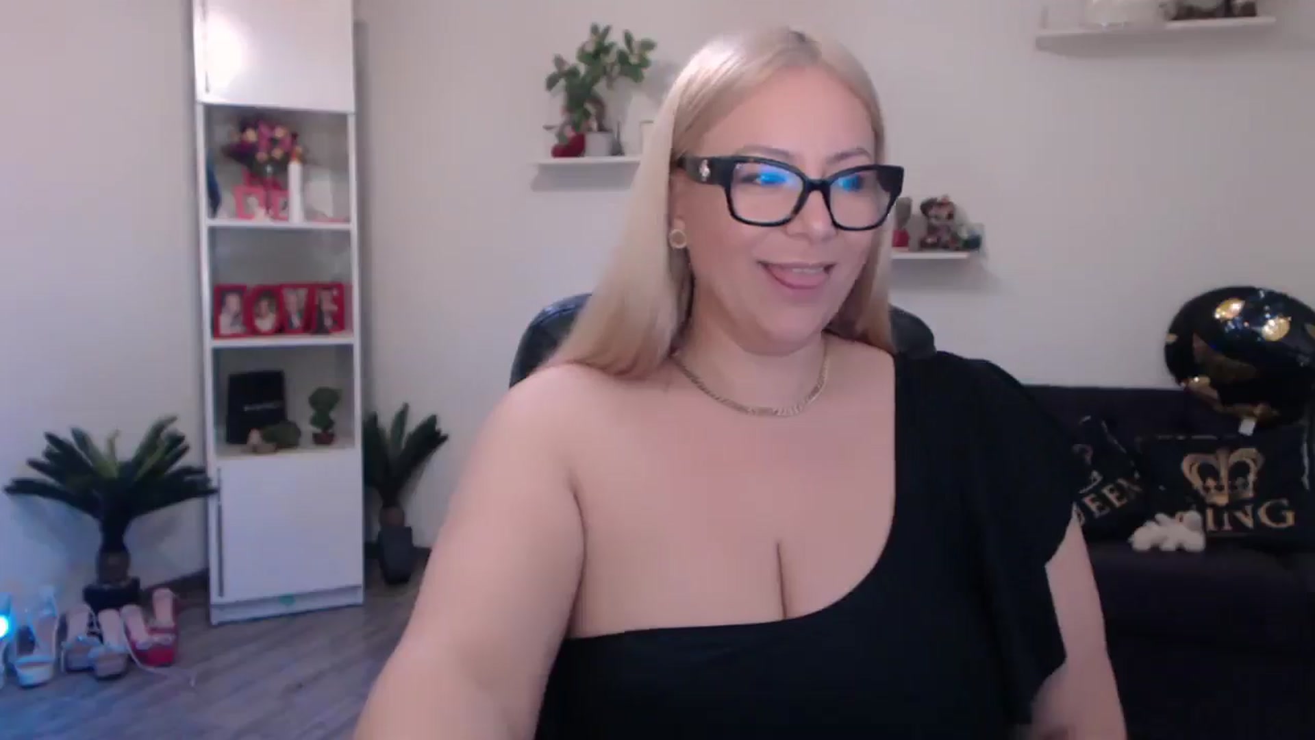Gallery image thumbnail from A_baby_Boo's myfreecams stream on, 03/22/2025, 15:22 image 9 of 20