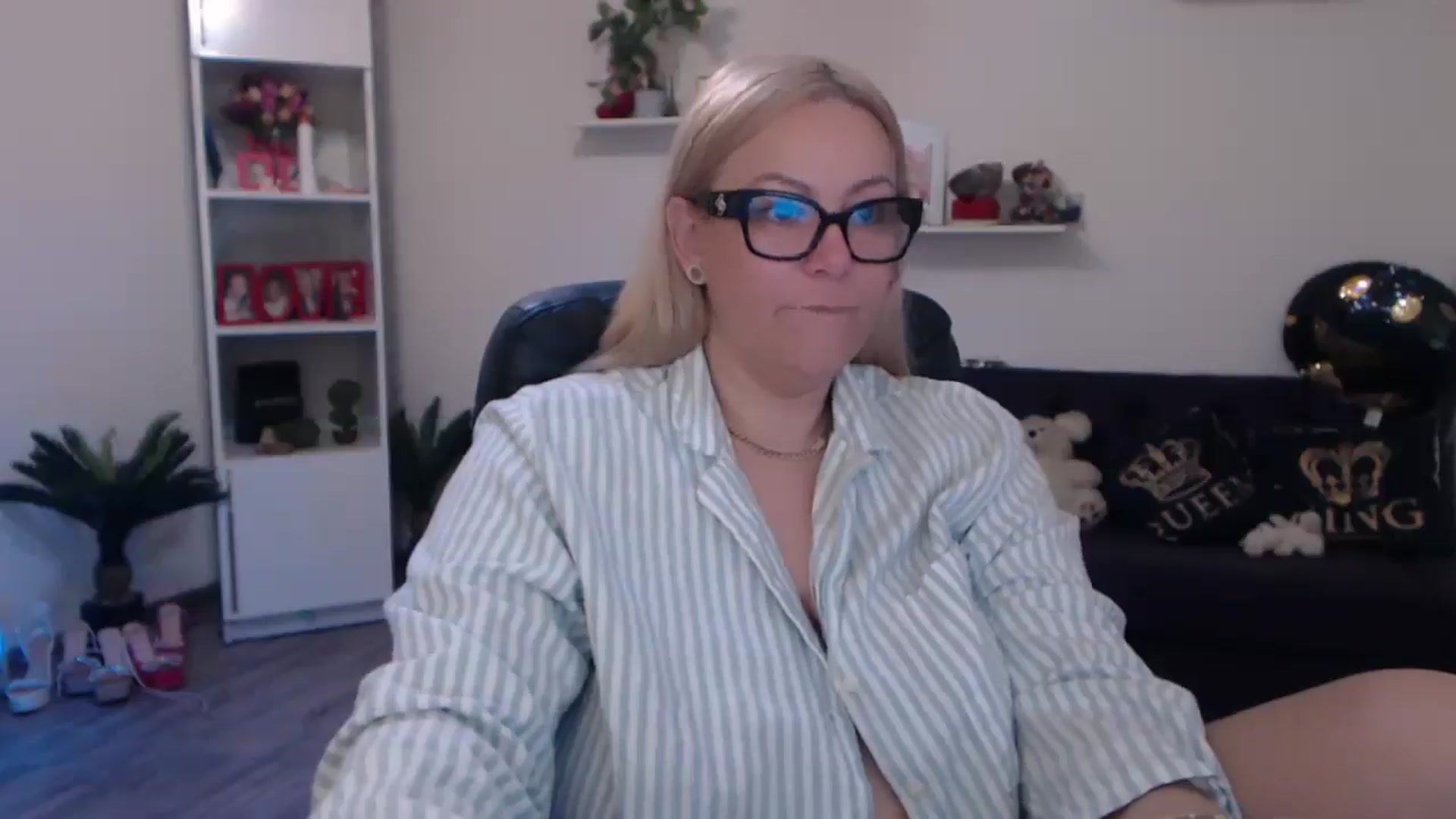 Gallery image thumbnail from A_baby_Boo's myfreecams stream on, 03/23/2025, 08:03 image 5 of 20