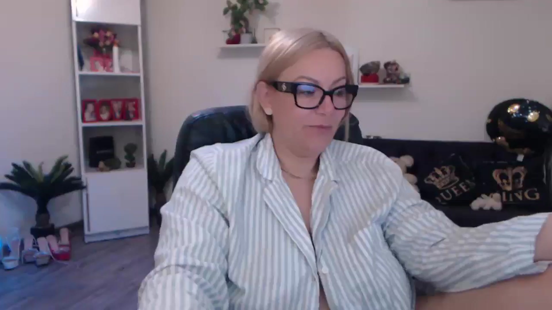 Gallery image thumbnail from A_baby_Boo's myfreecams stream on, 03/23/2025, 08:03 image 15 of 20