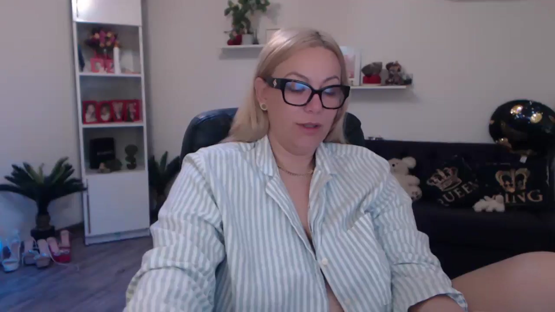 Gallery image thumbnail from A_baby_Boo's myfreecams stream on, 03/23/2025, 08:03 image 7 of 20