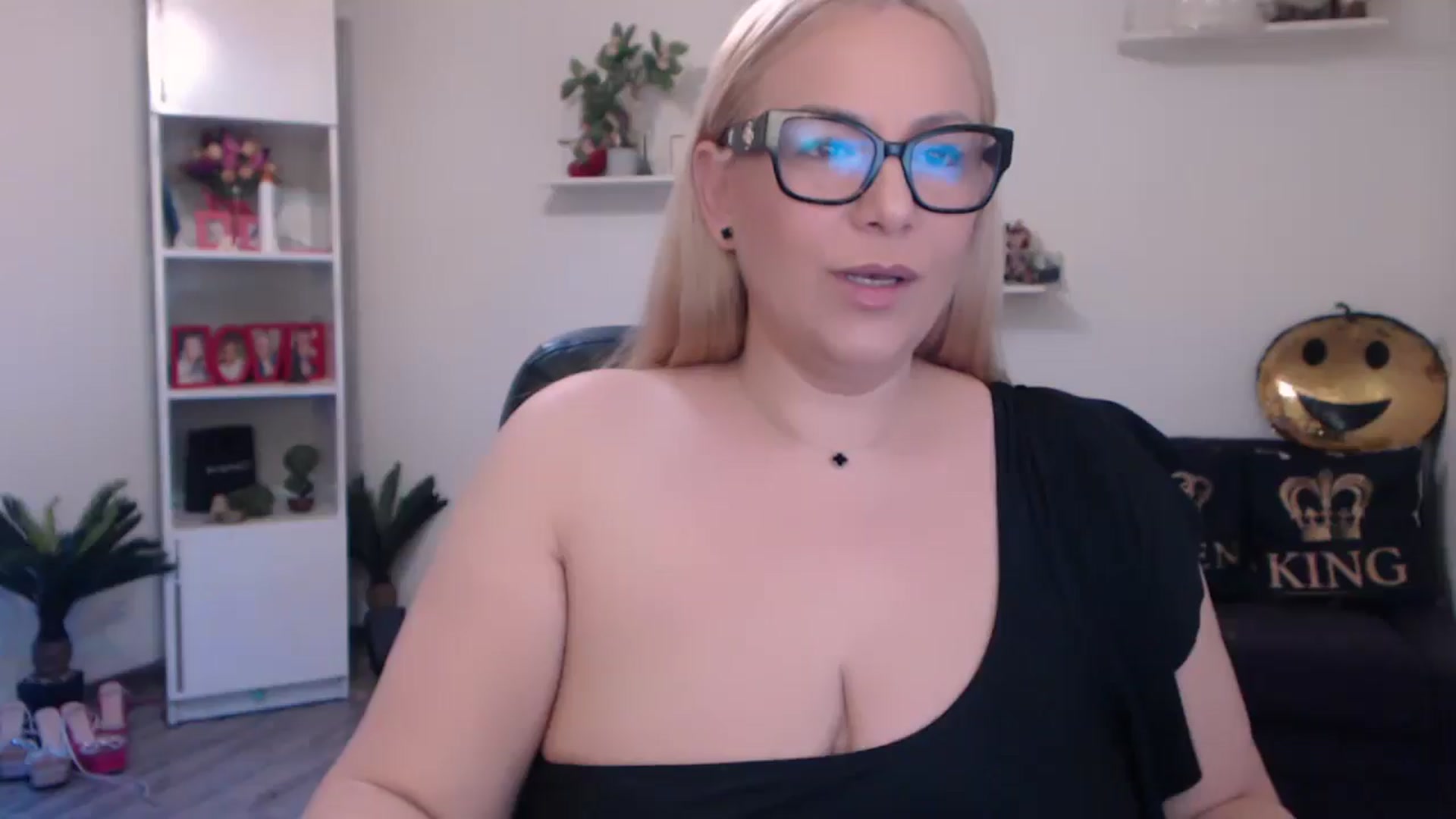 Gallery image thumbnail from A_baby_Boo's myfreecams stream on, 03/25/2025, 18:22 image 17 of 20