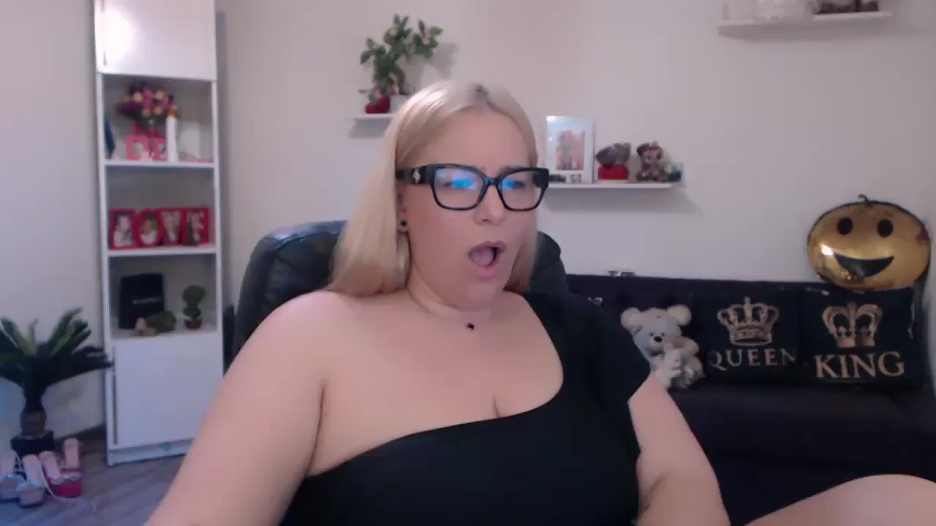 Gallery image thumbnail from A_baby_Boo's myfreecams stream on, 03/25/2025, 21:08 image 2 of 20