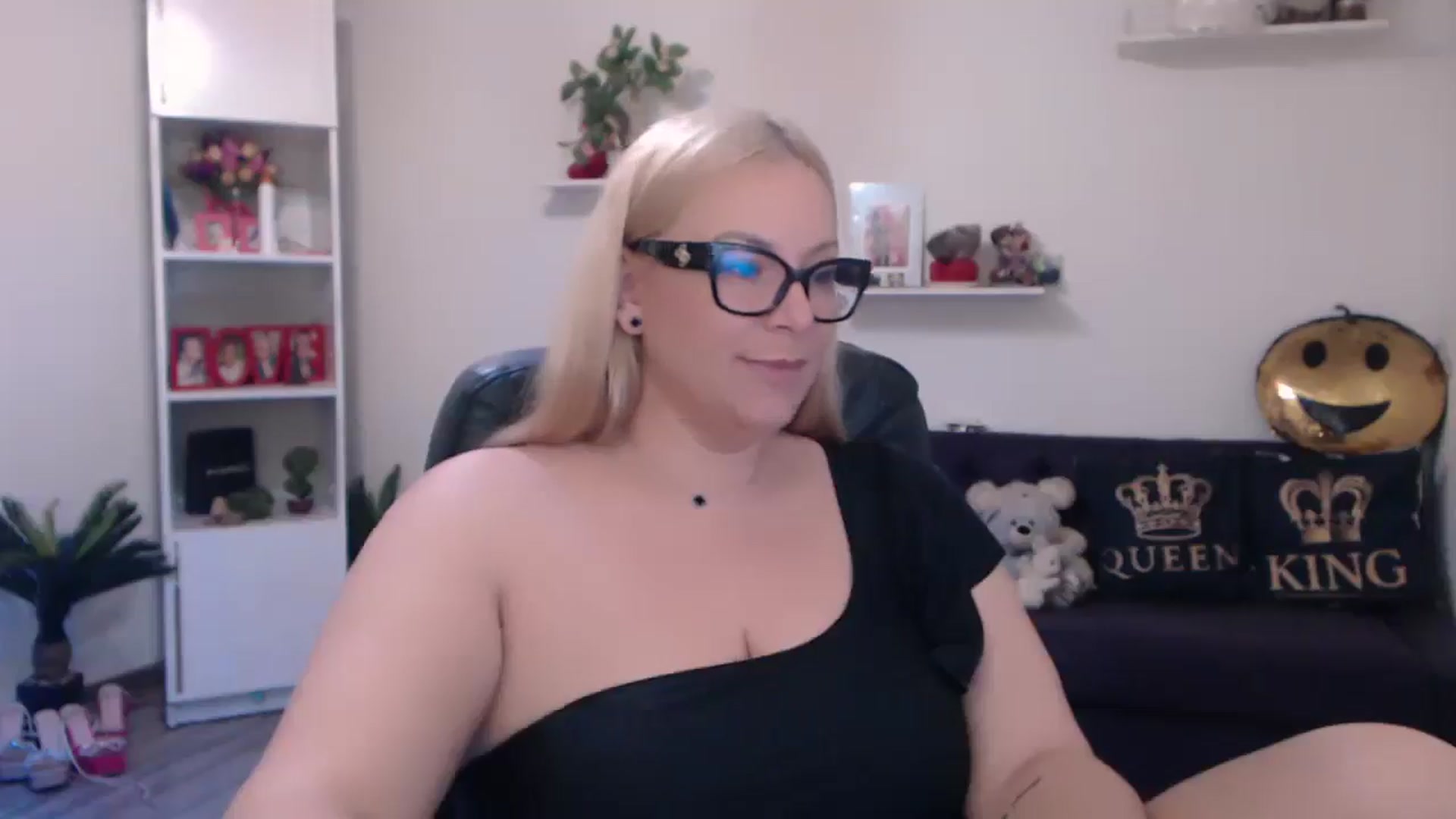 Gallery image thumbnail from A_baby_Boo's myfreecams stream on, 03/25/2025, 21:08 image 14 of 20