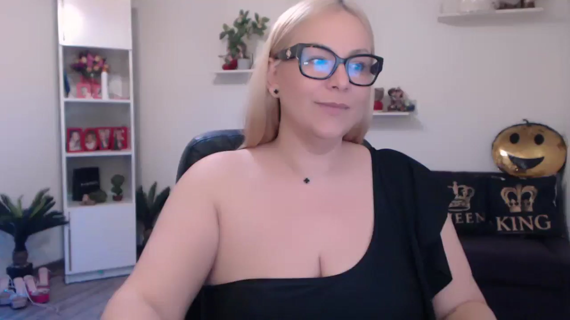 Gallery image thumbnail from A_baby_Boo's myfreecams stream on, 03/25/2025, 21:08 image 16 of 20