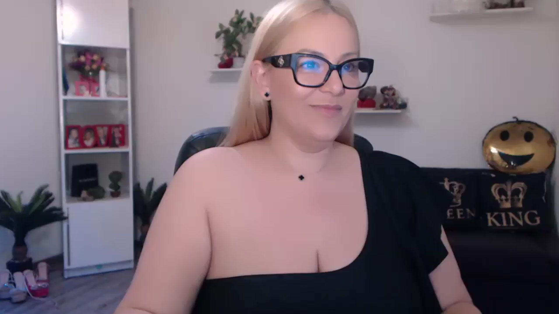 Gallery image thumbnail from A_baby_Boo's myfreecams stream on, 03/25/2025, 21:08 image 7 of 20
