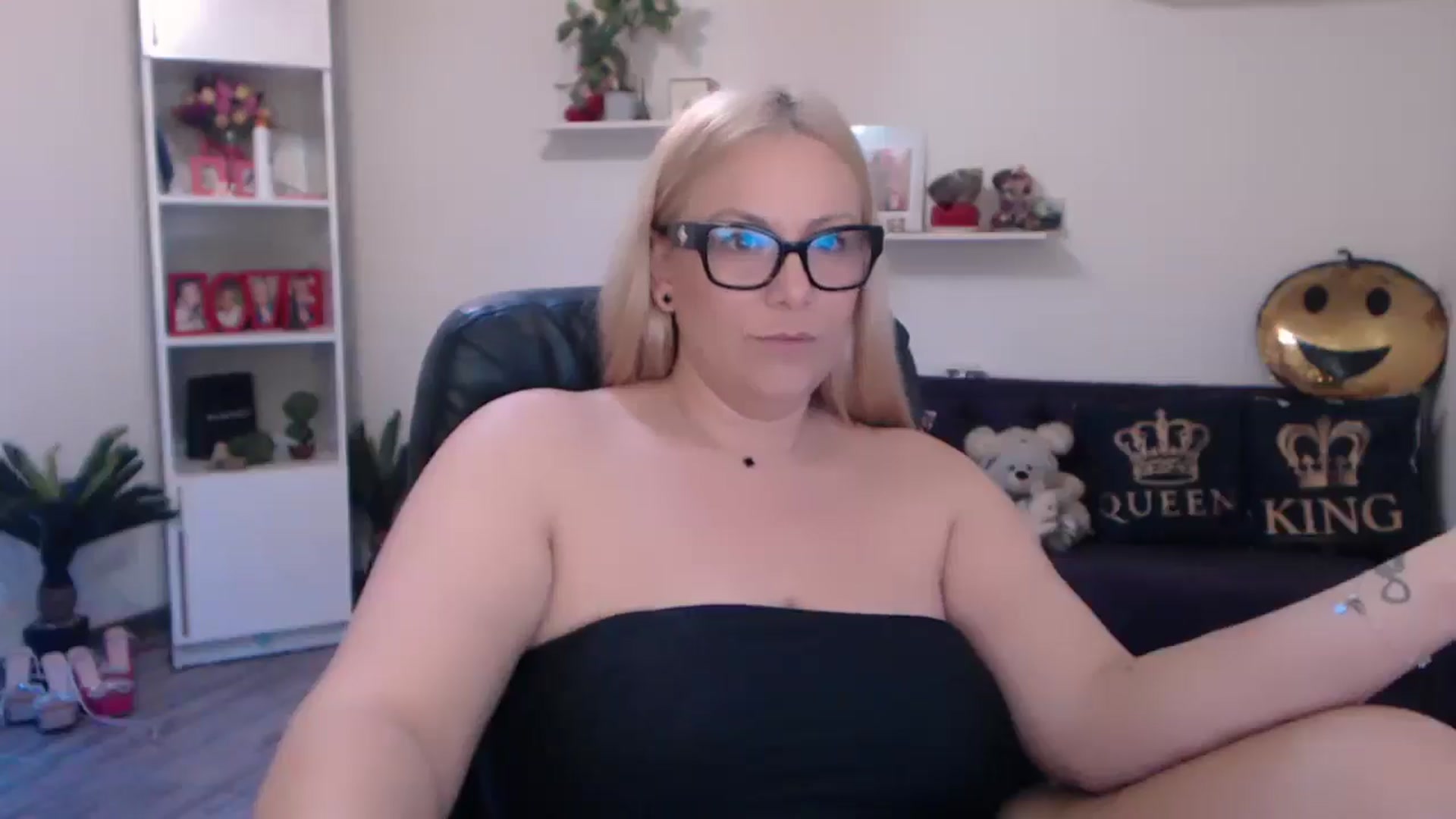 Gallery image thumbnail from A_baby_Boo's myfreecams stream on, 03/25/2025, 21:08 image 6 of 20