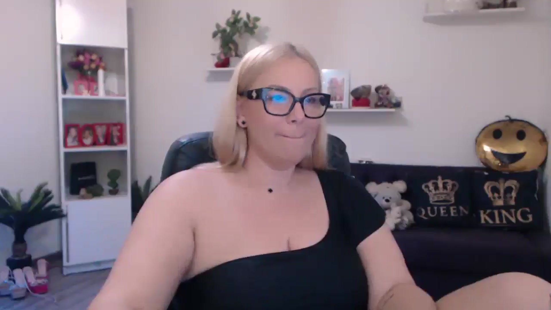 Gallery image thumbnail from A_baby_Boo's myfreecams stream on, 03/25/2025, 21:08 image 15 of 20