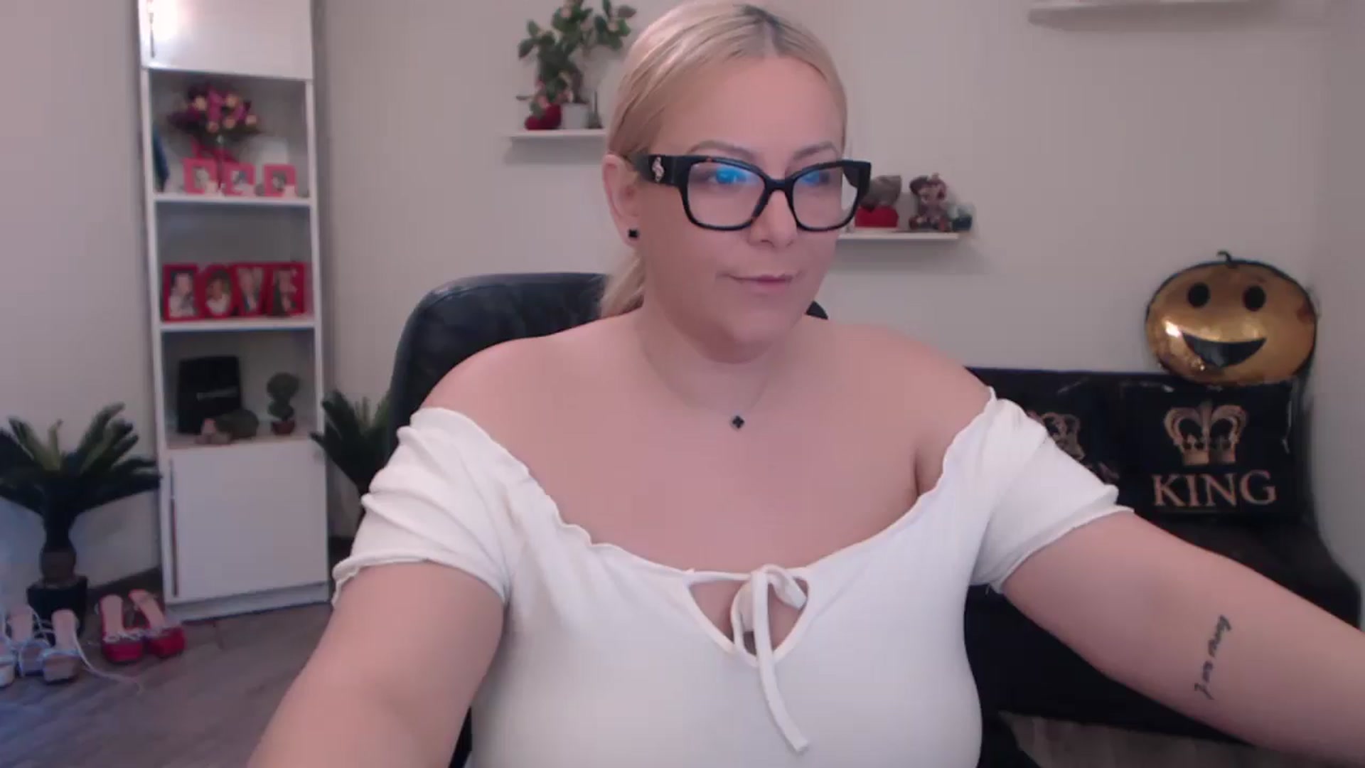 Gallery image thumbnail from A_baby_Boo's myfreecams stream on, 04/01/2025, 14:17 image 2 of 20