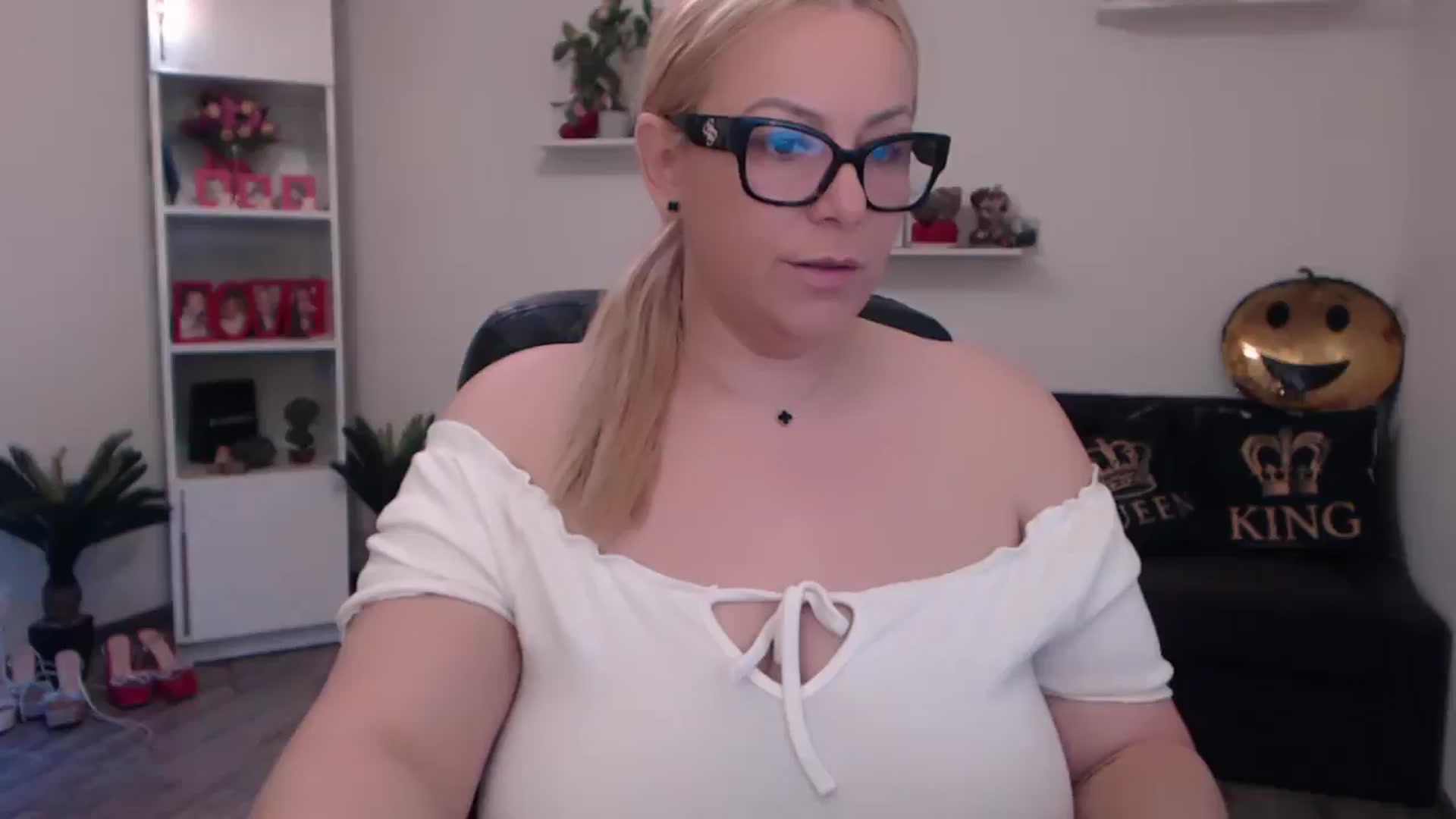 Gallery image thumbnail from A_baby_Boo's myfreecams stream on, 04/01/2025, 14:17 image 11 of 20