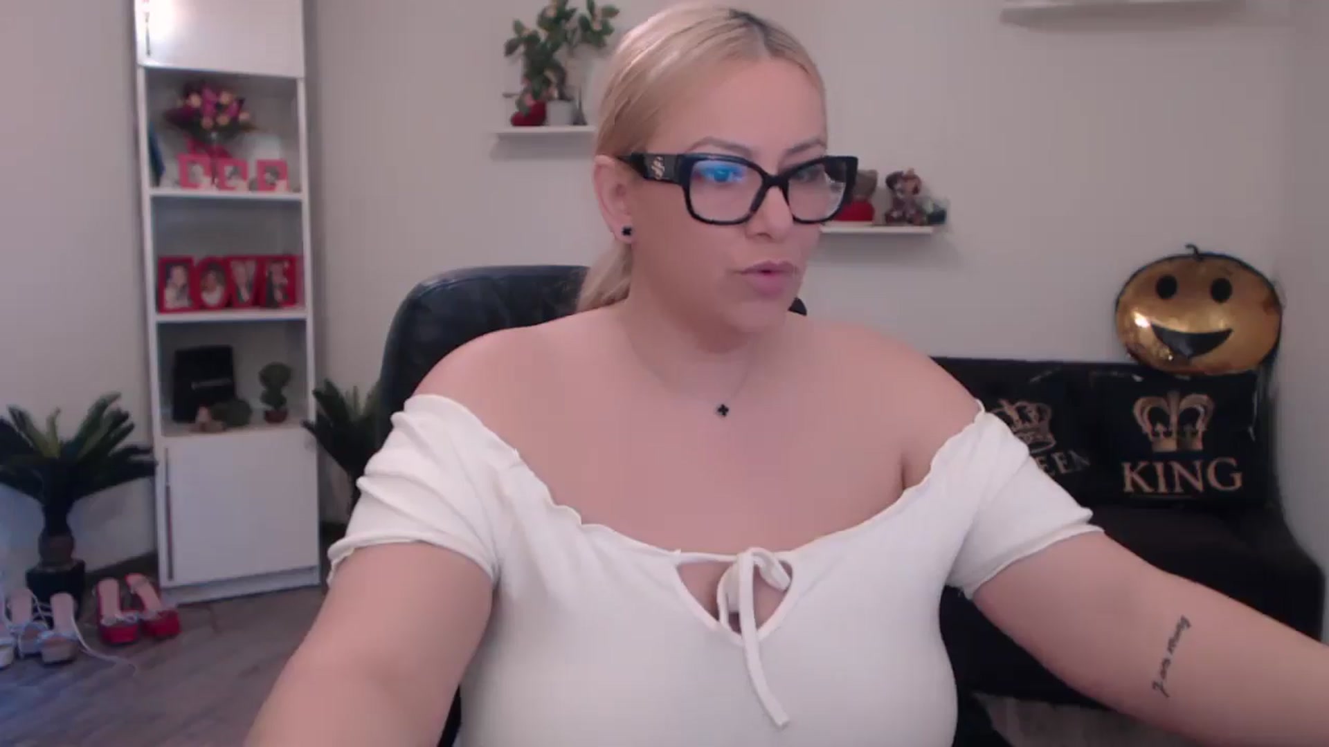 Gallery image thumbnail from A_baby_Boo's myfreecams stream on, 04/01/2025, 14:17 image 3 of 20