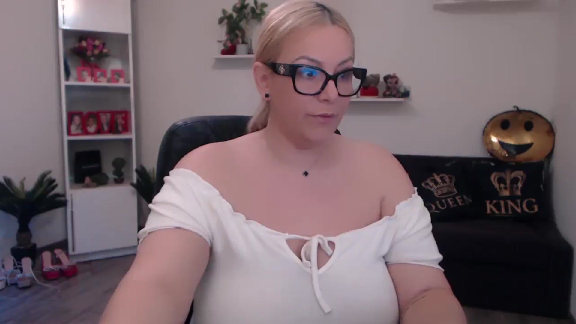 Gallery image thumbnail from A_baby_Boo's myfreecams stream on, 04/01/2025, 14:17 image 15 of 20