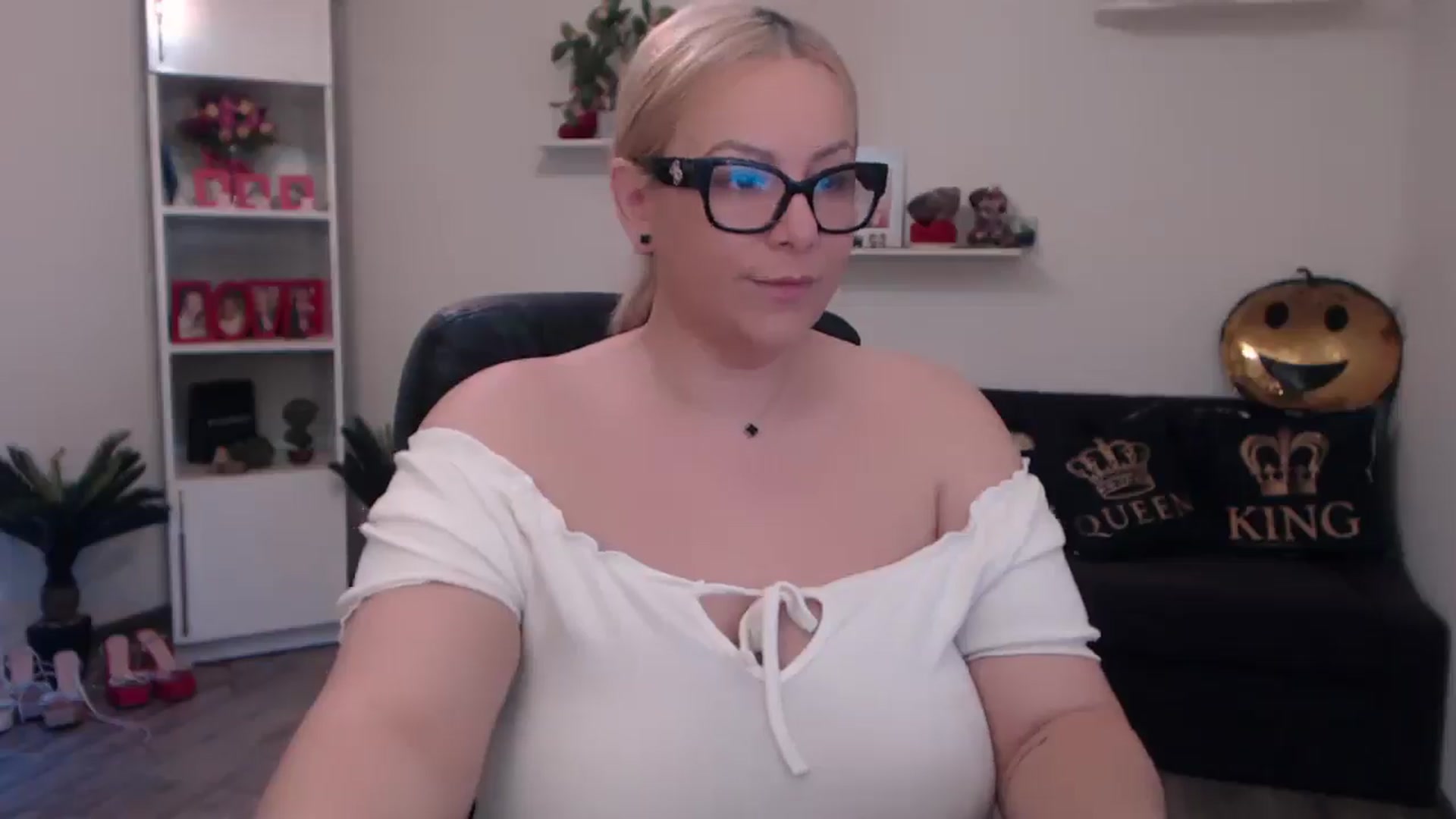 Gallery image thumbnail from A_baby_Boo's myfreecams stream on, 04/01/2025, 14:17 image 17 of 20