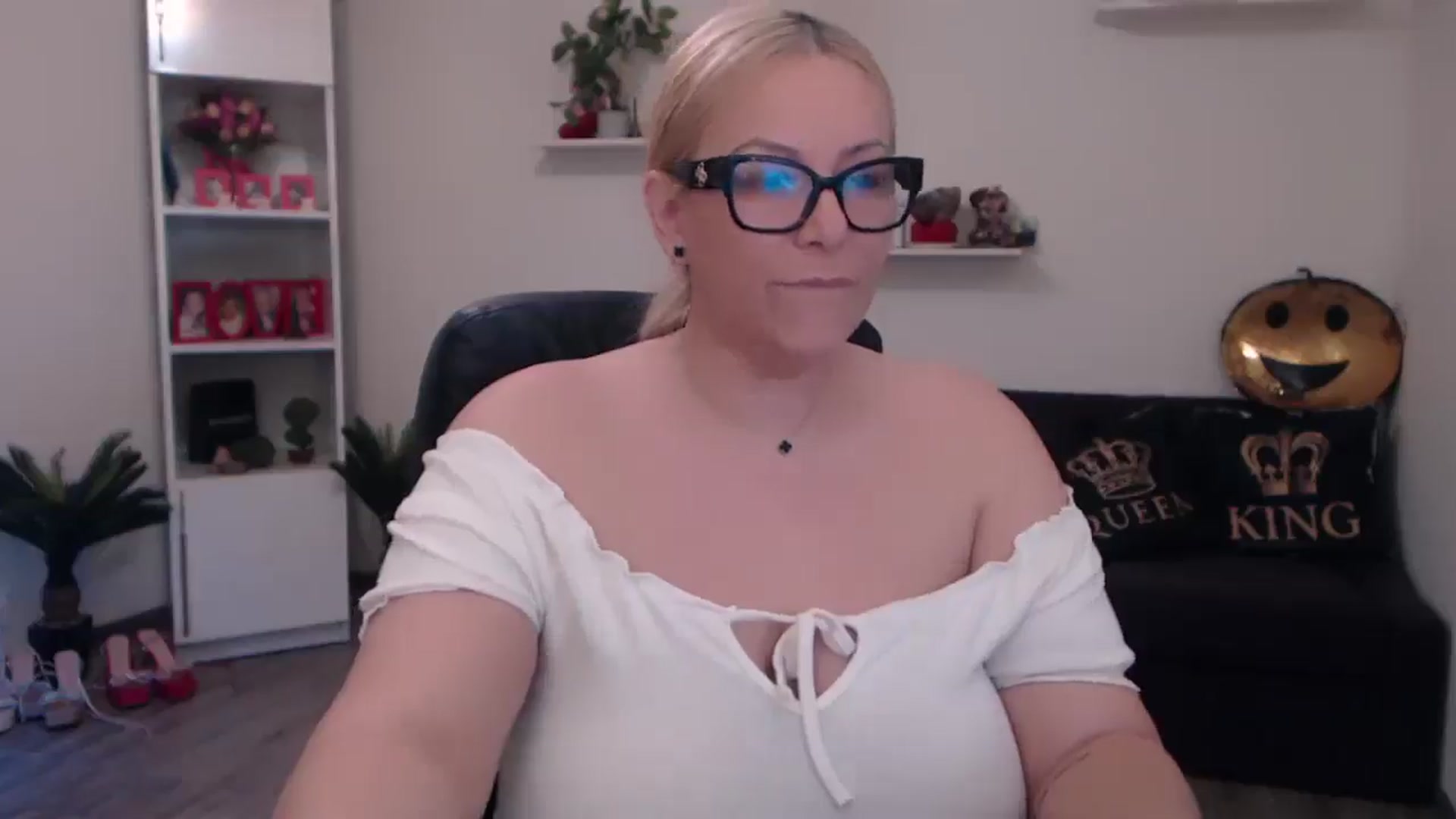 Gallery image thumbnail from A_baby_Boo's myfreecams stream on, 04/01/2025, 14:17 image 5 of 20