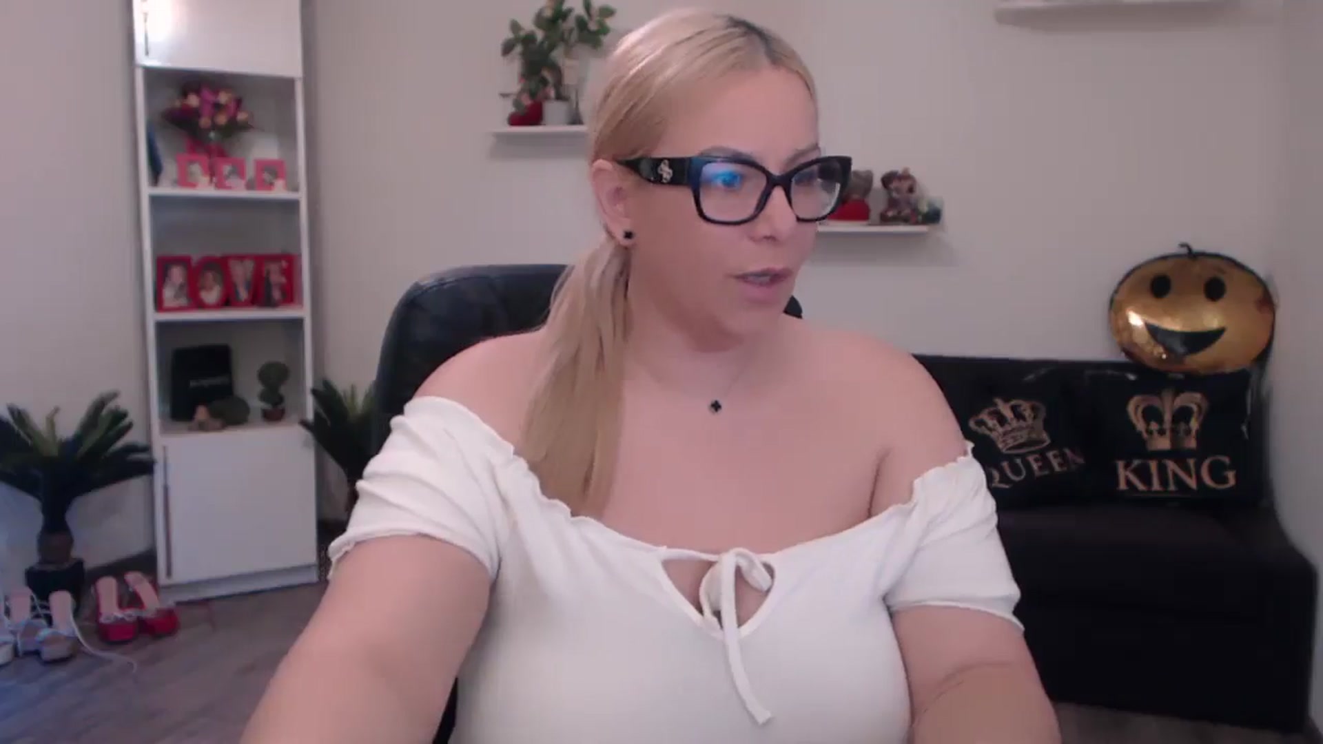 Gallery image thumbnail from A_baby_Boo's myfreecams stream on, 04/01/2025, 14:17 image 6 of 20