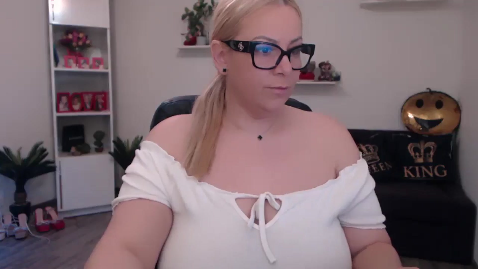 Gallery image thumbnail from A_baby_Boo's myfreecams stream on, 04/01/2025, 14:17 image 9 of 20