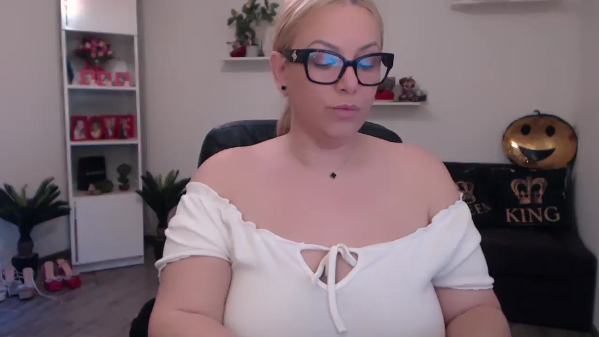 Gallery image thumbnail from A_baby_Boo's myfreecams stream on, 04/01/2025, 14:17 image 13 of 20