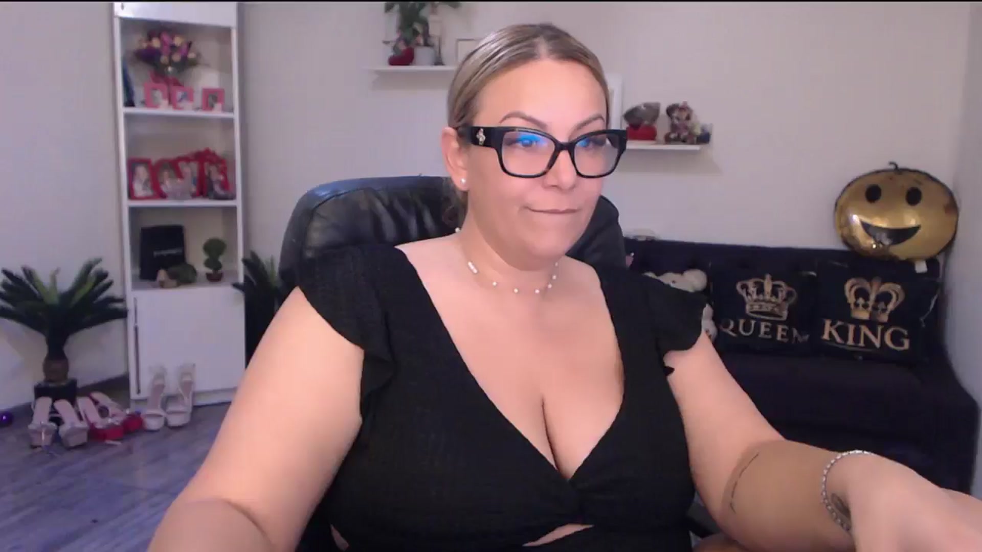 Gallery image thumbnail from A_baby_Boo's myfreecams stream on, 05/30/2025, 18:25 image 3 of 20