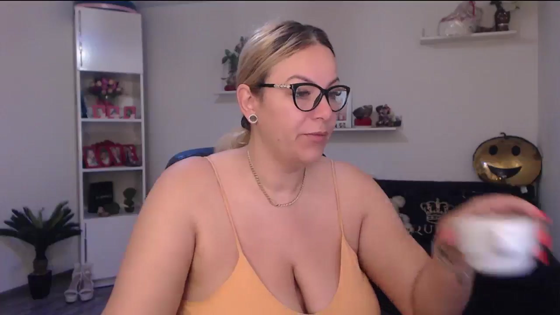 Gallery image thumbnail from A_baby_Boo's myfreecams stream on, 06/16/2025, 08:18 image 5 of 20