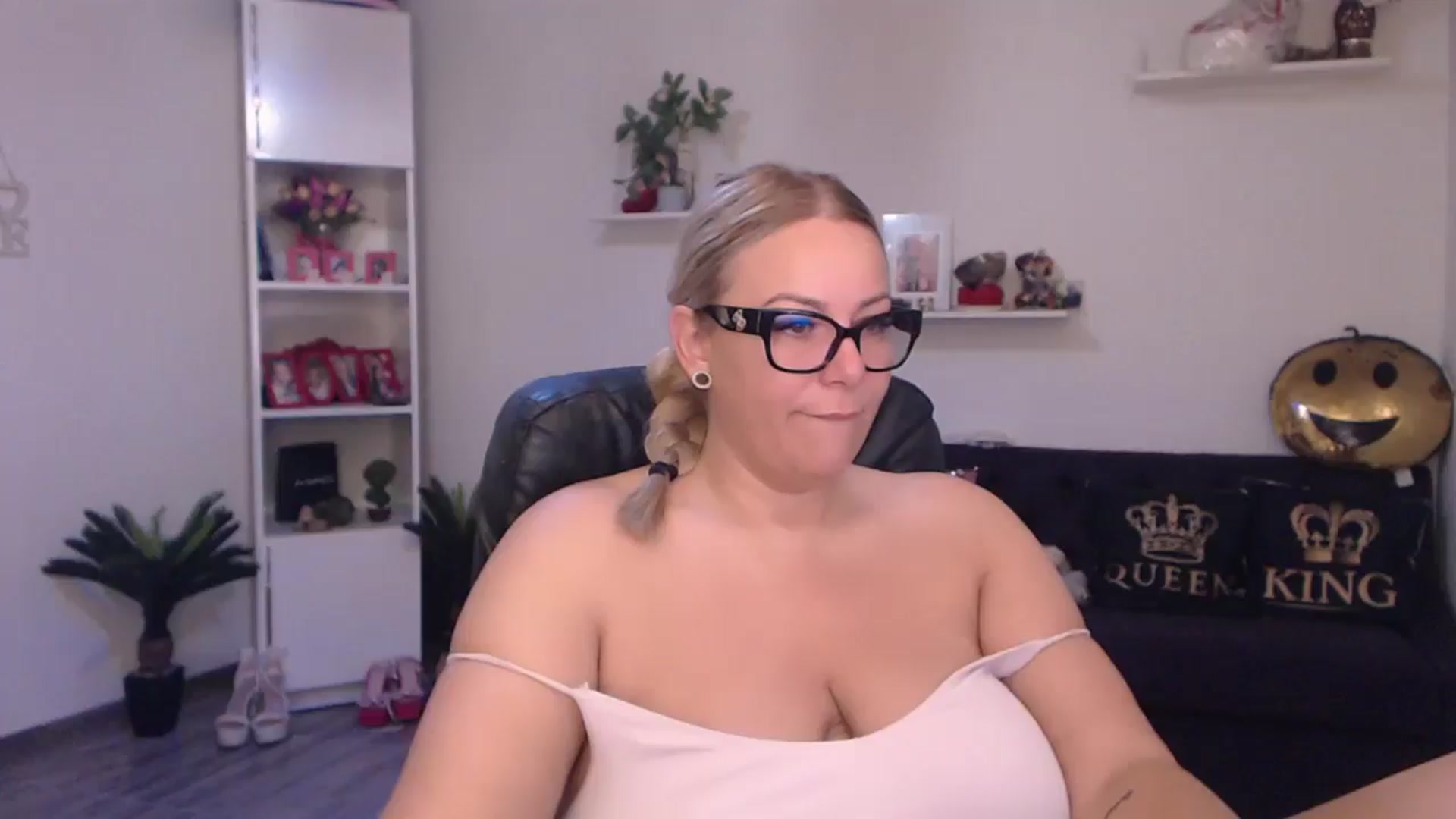 Gallery image thumbnail from A_baby_Boo's myfreecams stream on, 06/29/2025, 08:41 image 3 of 20