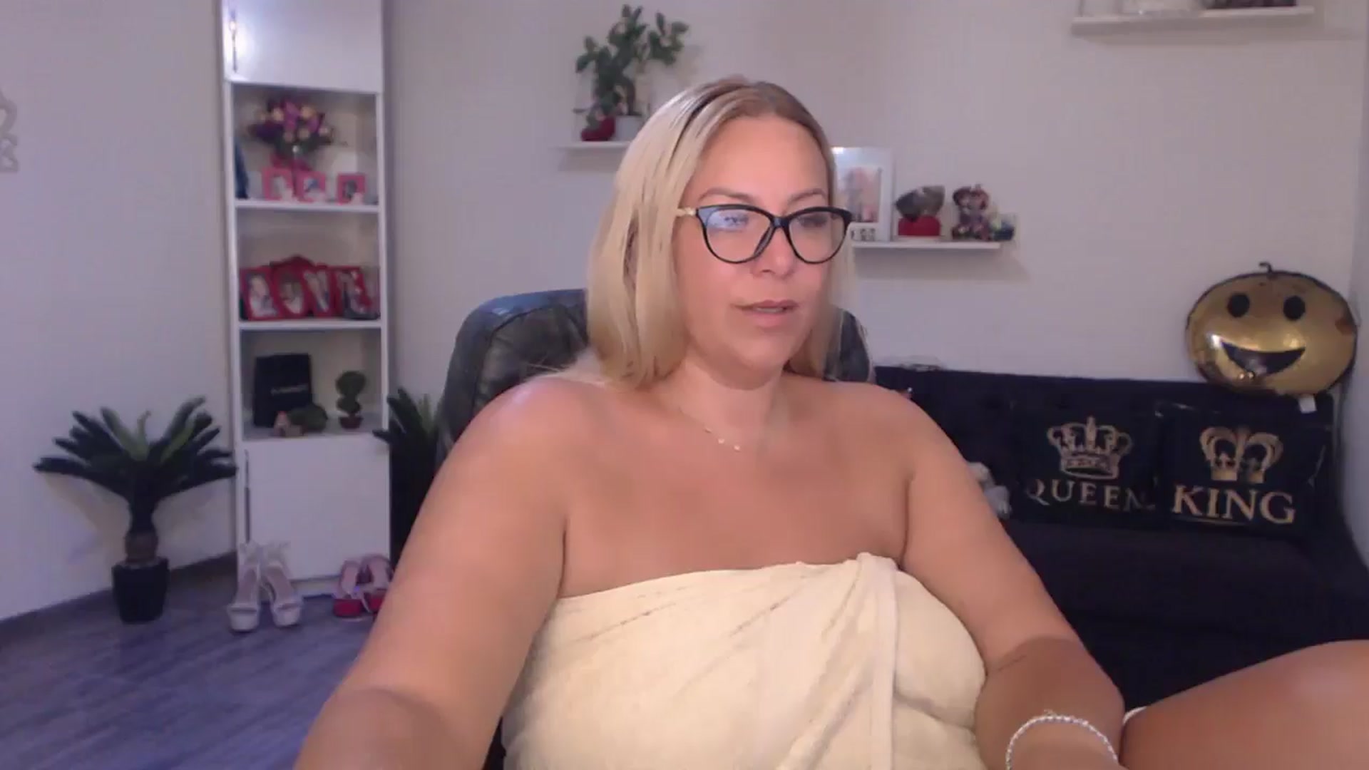Gallery image thumbnail from A_baby_Boo's myfreecams stream on, 07/12/2025, 11:43 image 11 of 20