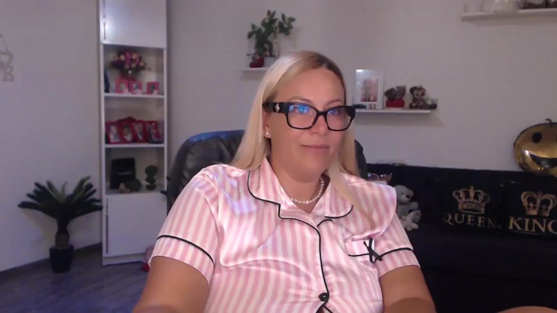 Gallery image thumbnail from A_baby_Boo's myfreecams stream on, 07/28/2025, 18:39 image 3 of 20