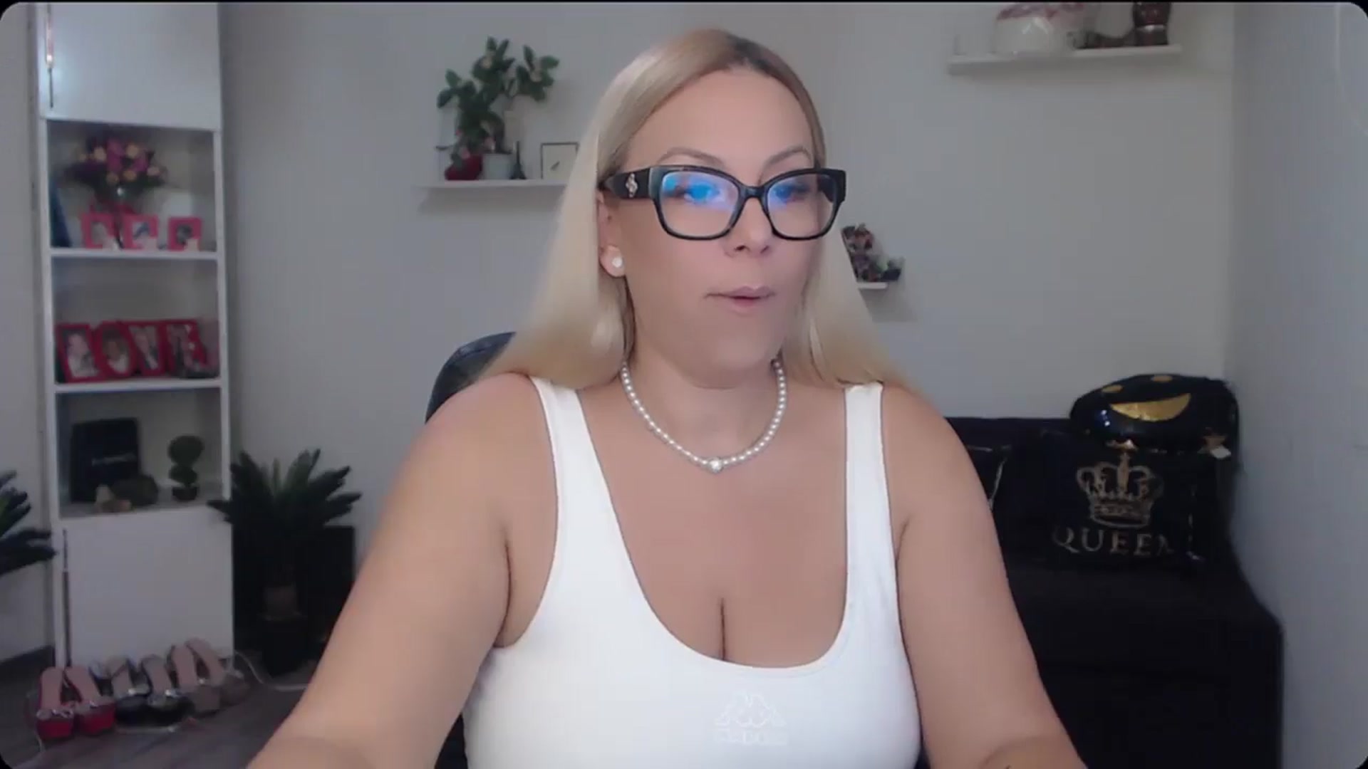 Gallery image thumbnail from A_baby_Boo's myfreecams stream on, 11/15/2025, 17:34 image 3 of 20