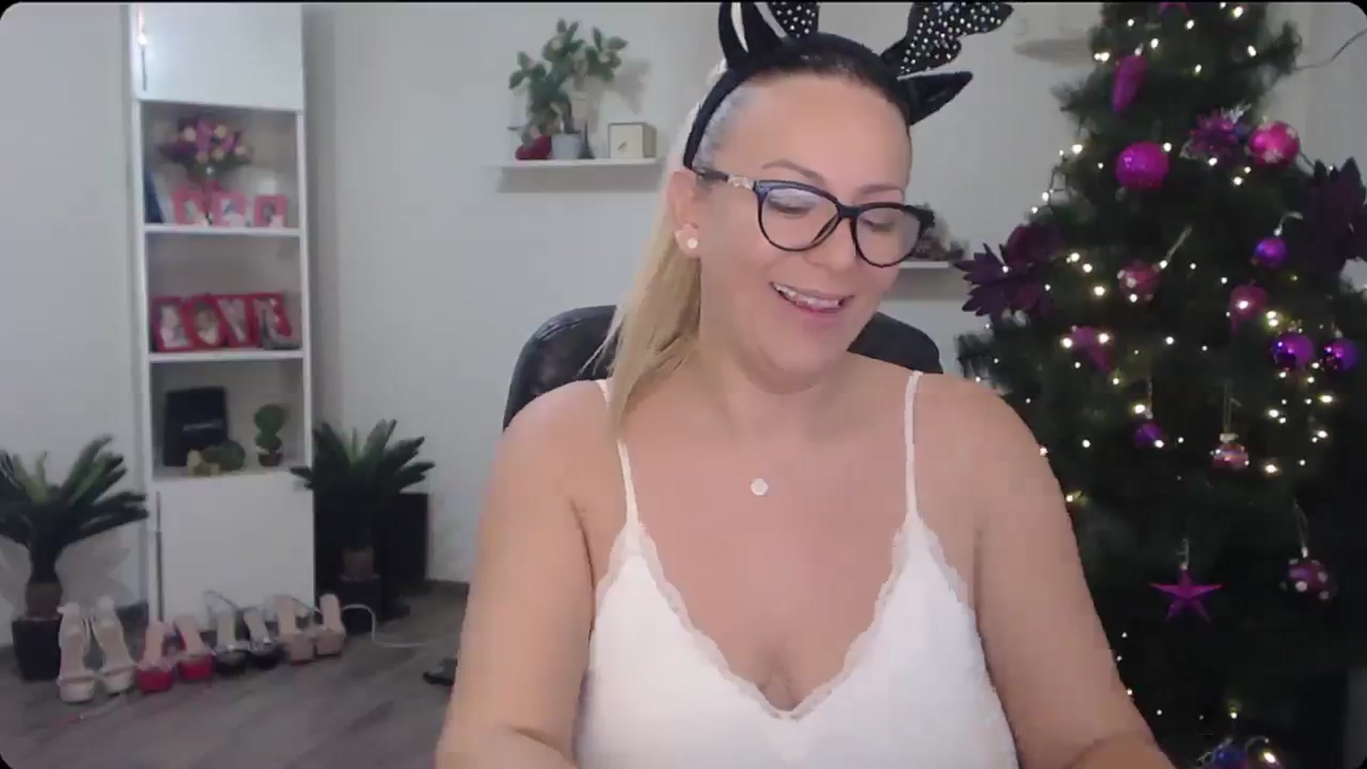 Gallery image thumbnail from A_baby_Boo's myfreecams stream on, 12/08/2025, 22:16 image 5 of 20