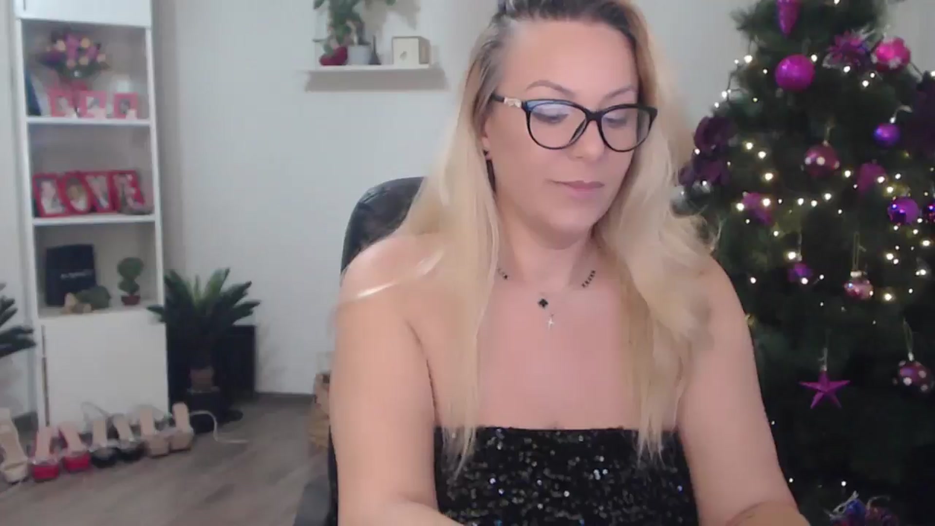 Gallery image thumbnail from A_baby_Boo's myfreecams stream on, 12/11/2025, 19:31 image 4 of 20