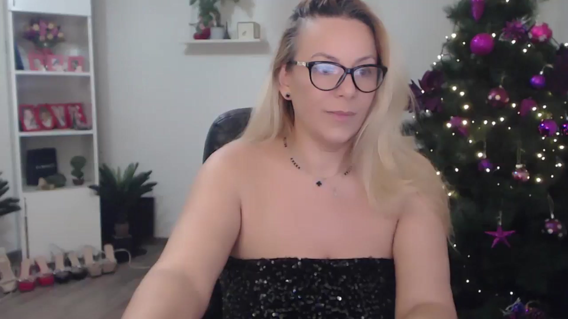 Gallery image thumbnail from A_baby_Boo's myfreecams stream on, 12/11/2025, 19:31 image 18 of 20
